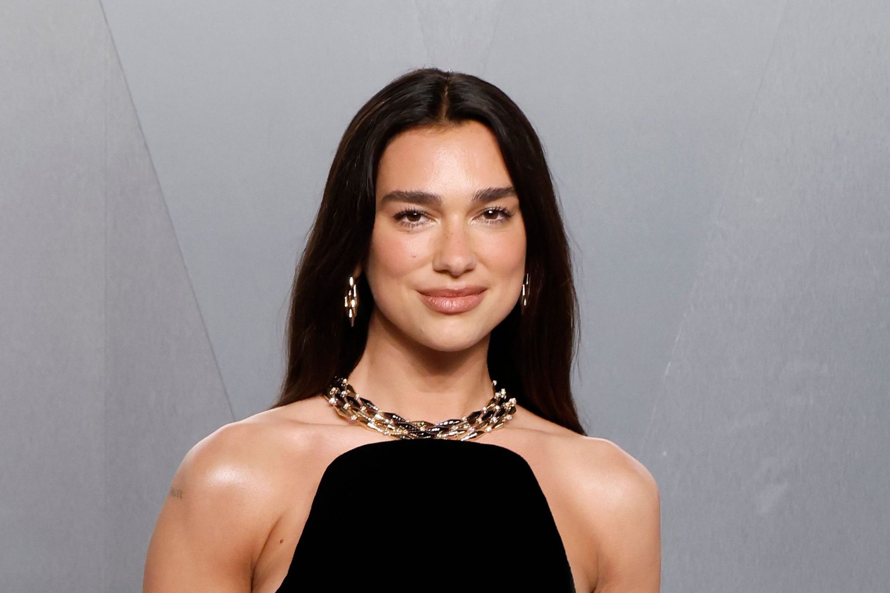 Dua Lipa показала разноцветный французский маникюр в конце лета