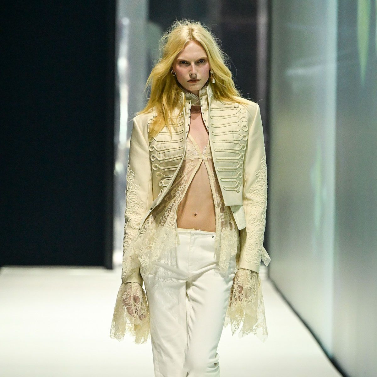 Fall 2026 коллекция H&M соединила романтику и дерзость