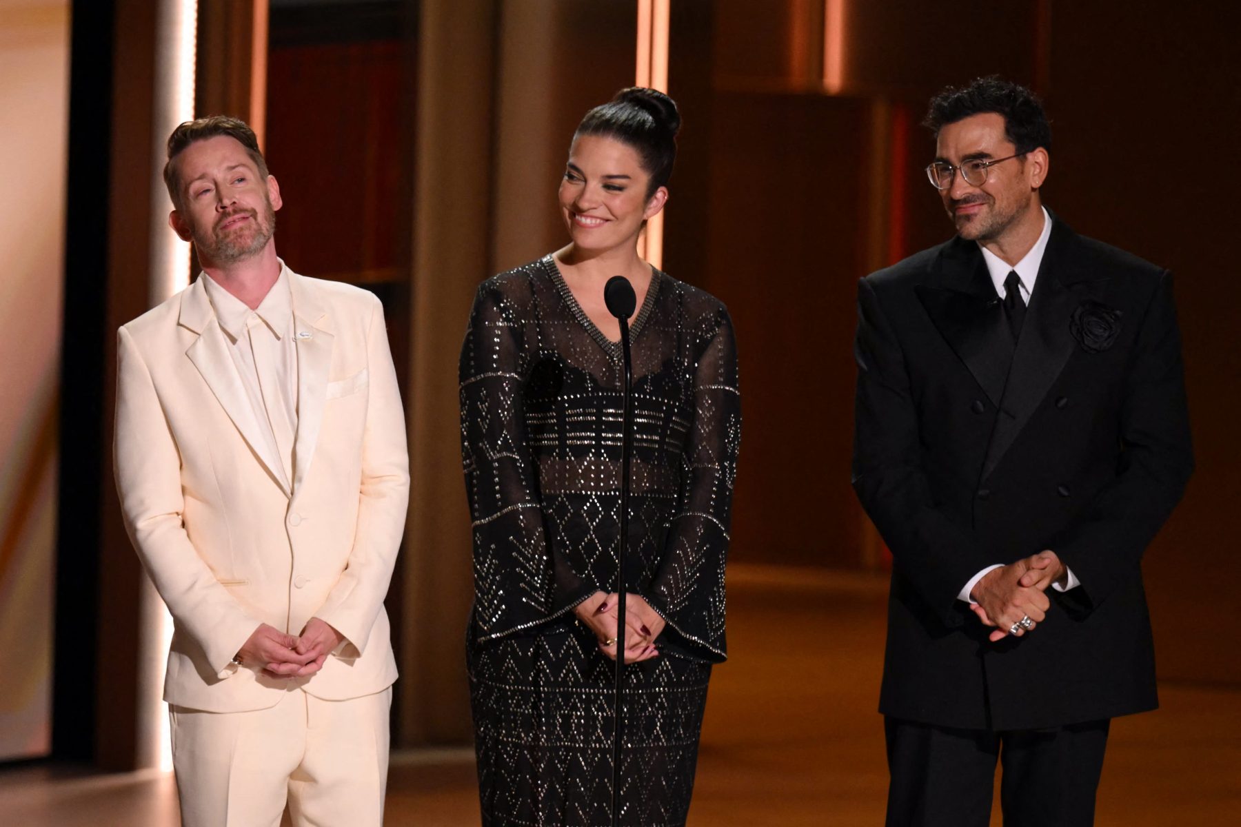 Macaulay Culkin, Dan Levy и Annie Murphy почтили память Catherine O’Hara на Emmy