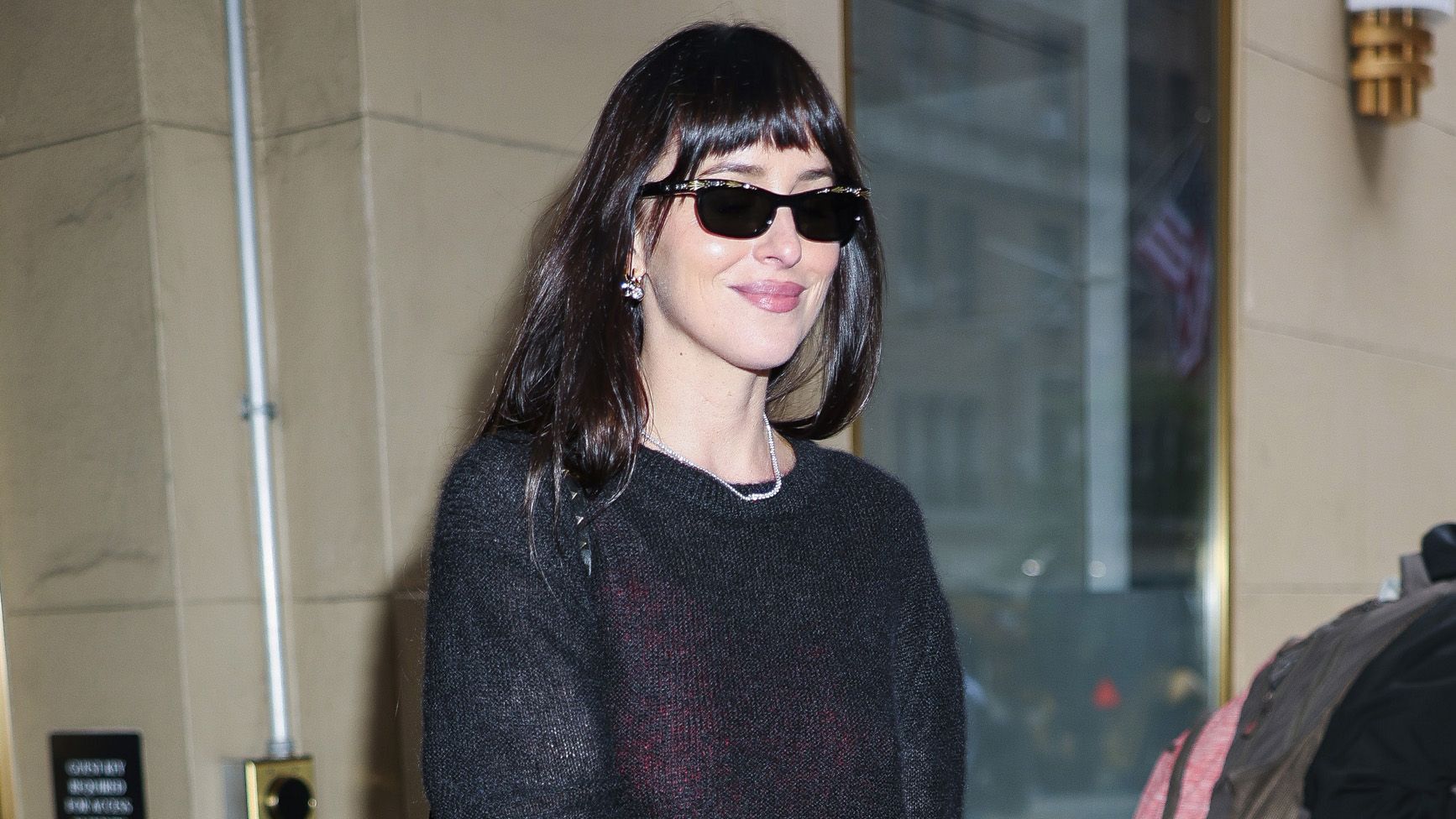 Dakota Johnson показала, как glove pumps вытесняют классические туфли