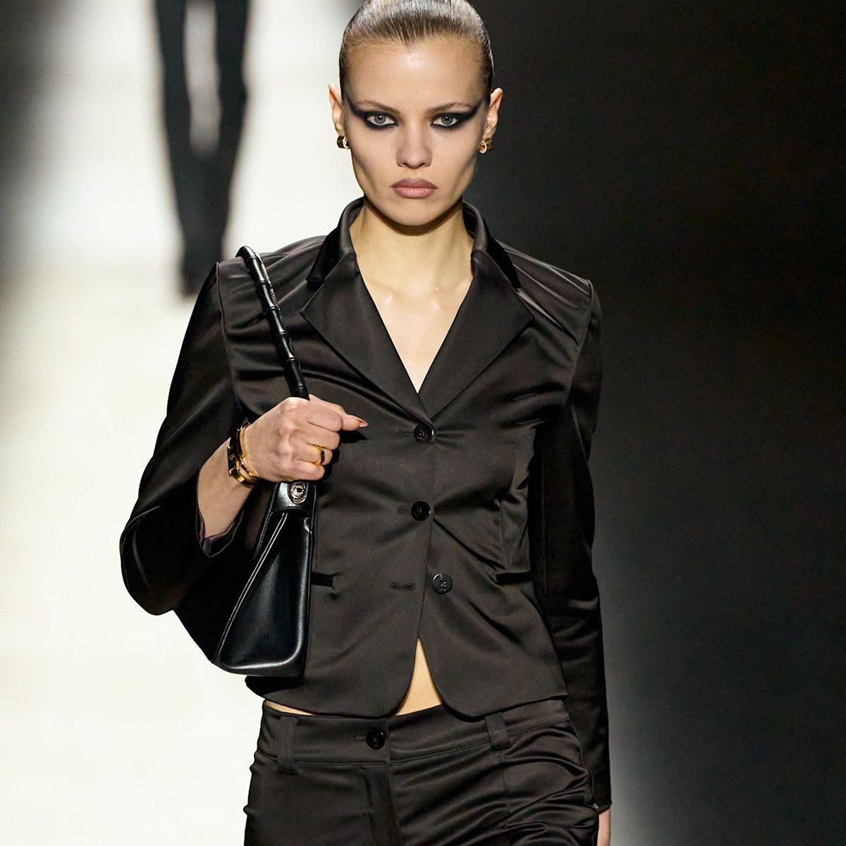 На осень 2026 fashion people носят укороченные жакеты