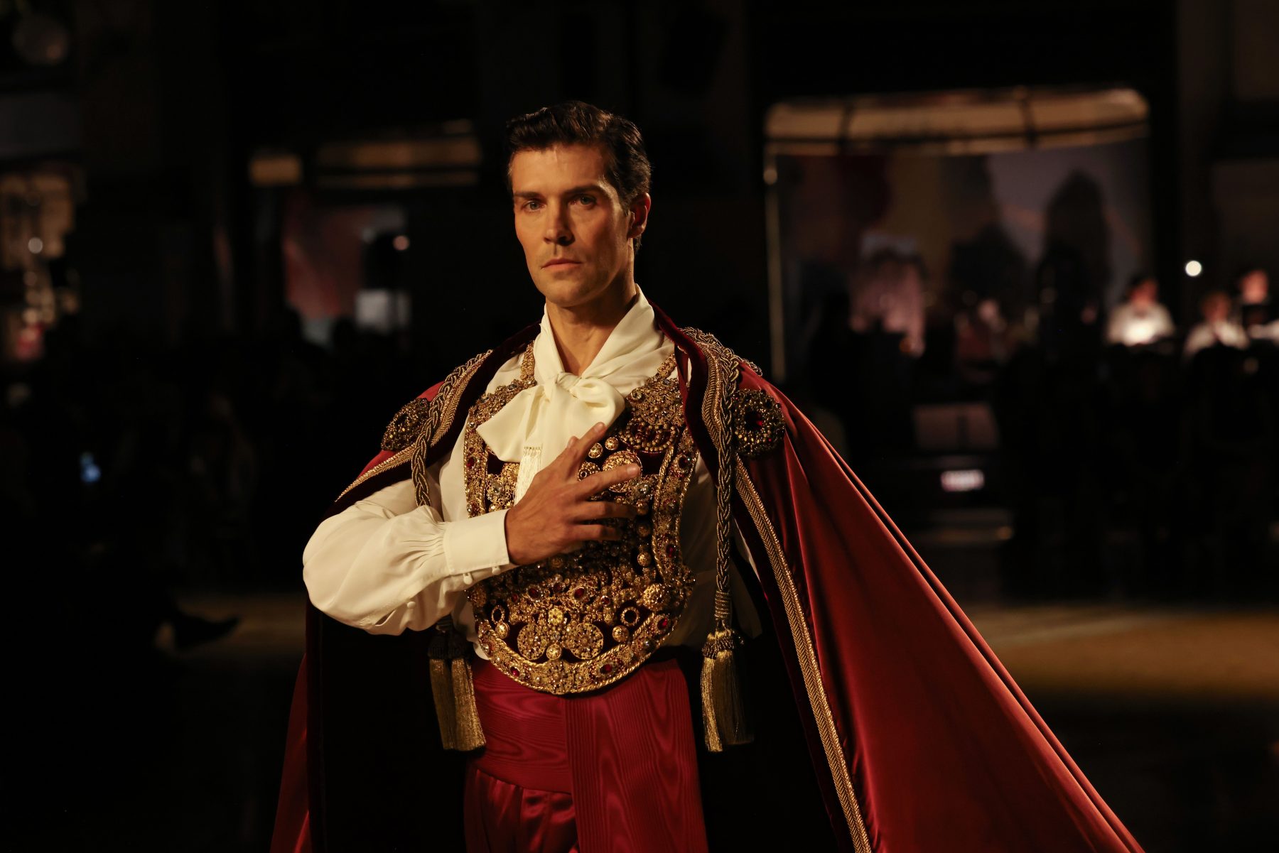 Roberto Bolle станцевал в Galleria в костюмах Ferrari для Vogue World 2026