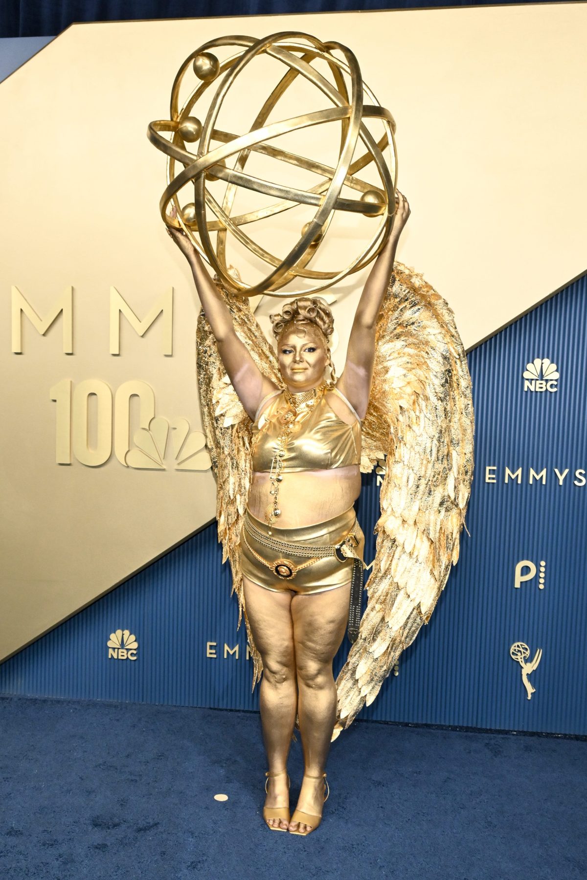 Megan Stalter вышла на Emmy Awards в образе золотой статуэтки