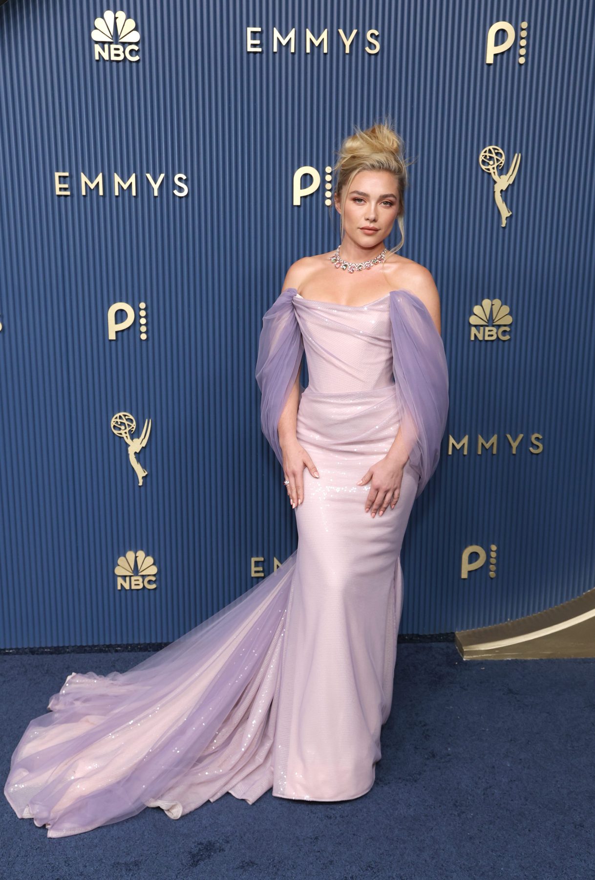 Florence Pugh блистала в лиловом платье на Emmys 2026