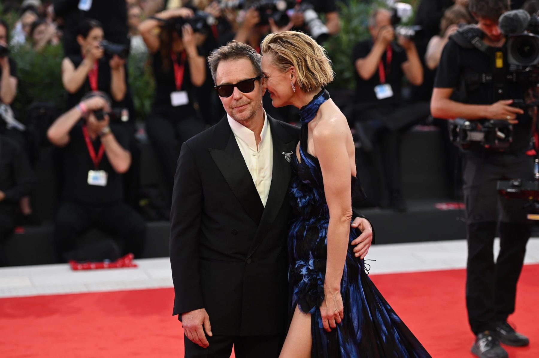 Leslie Bibb и Sam Rockwell выглядели влюблёнными на красной дорожке в Венеции