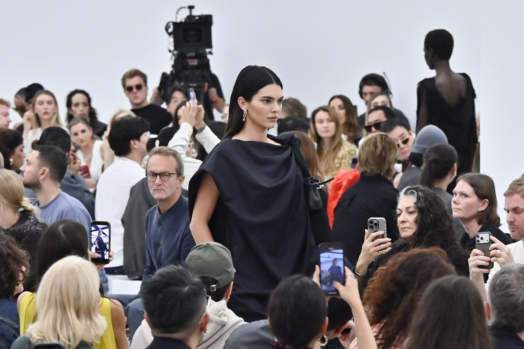 Jacob Elordi поддержал Kendall Jenner на показе Bottega Veneta