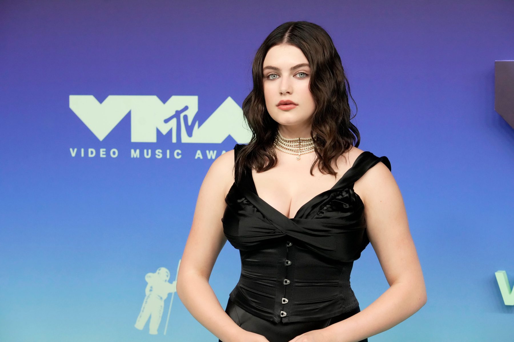 Черное платье Ella Bright на VMAs стало моим осенним ориентиром