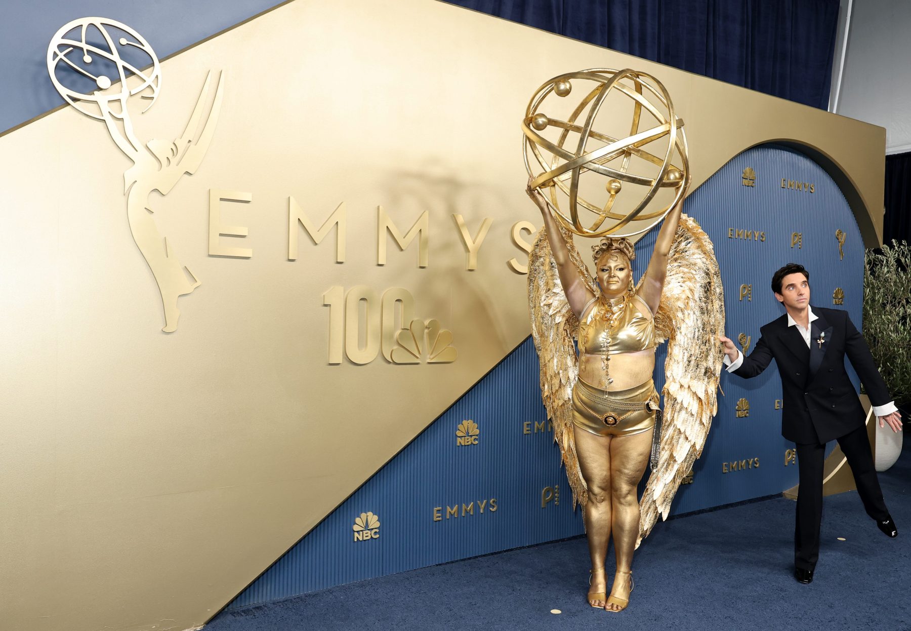 Meg Stalter вышла на красную дорожку в образе Emmy Award
