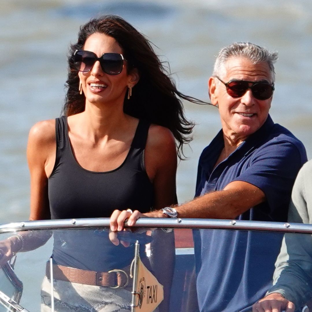 Amal Clooney выбрала тренд на танкетку и прозрачную юбку в Venice