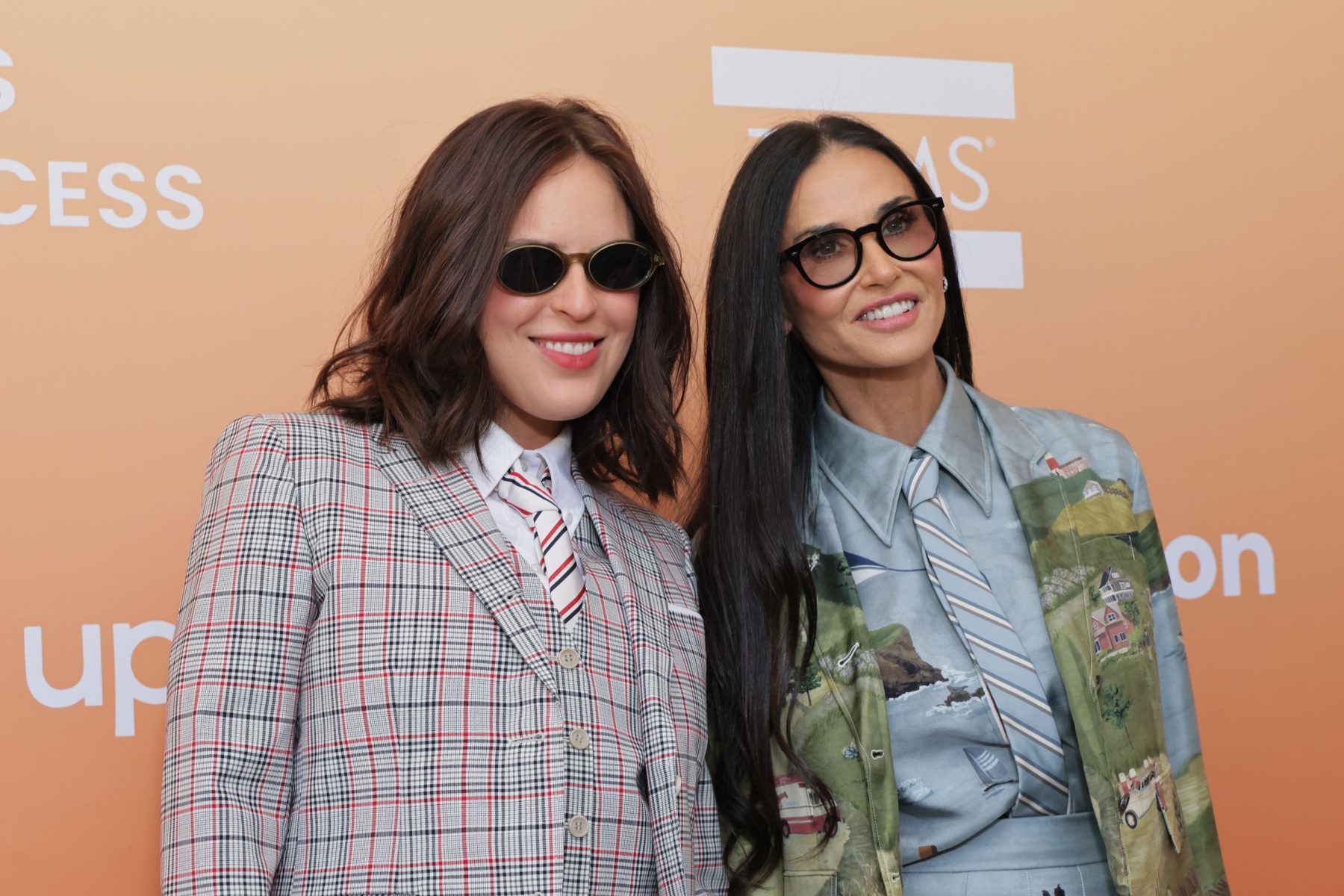 Demi Moore и Tallulah Willis показали образ матери и дочери в летних костюмах