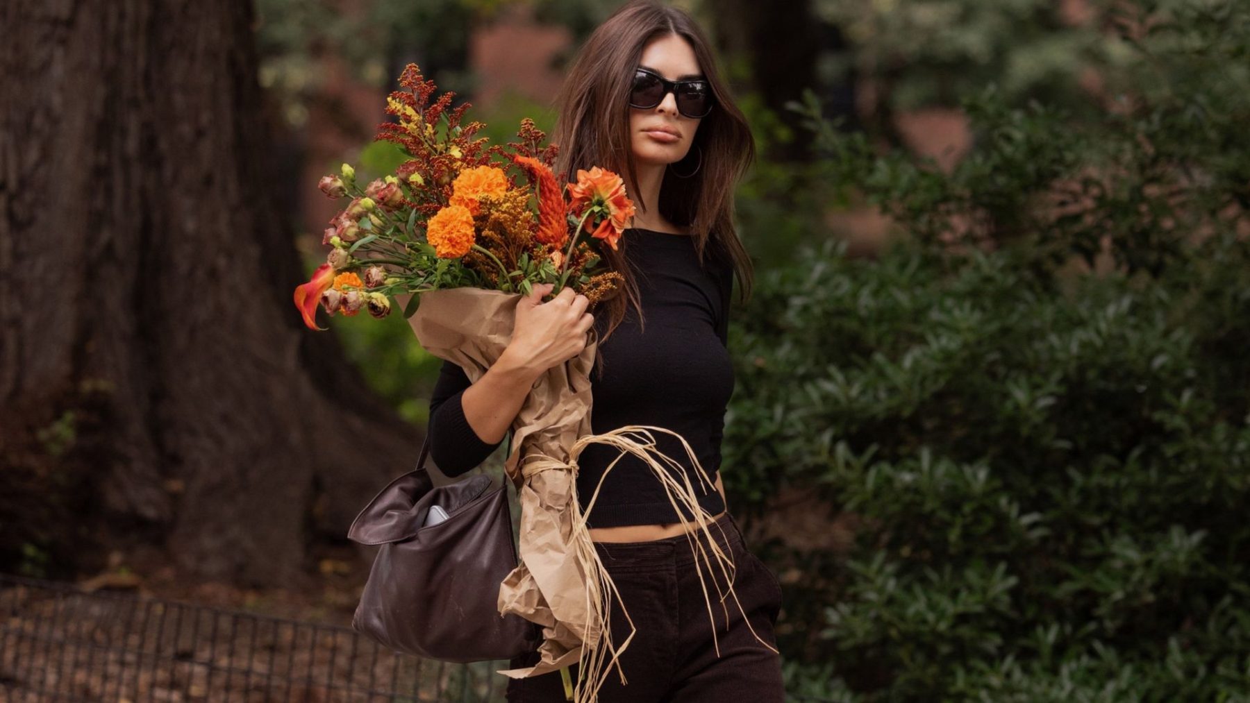 Chocolate-brown jeans стали главным оттенком осеннего денима
