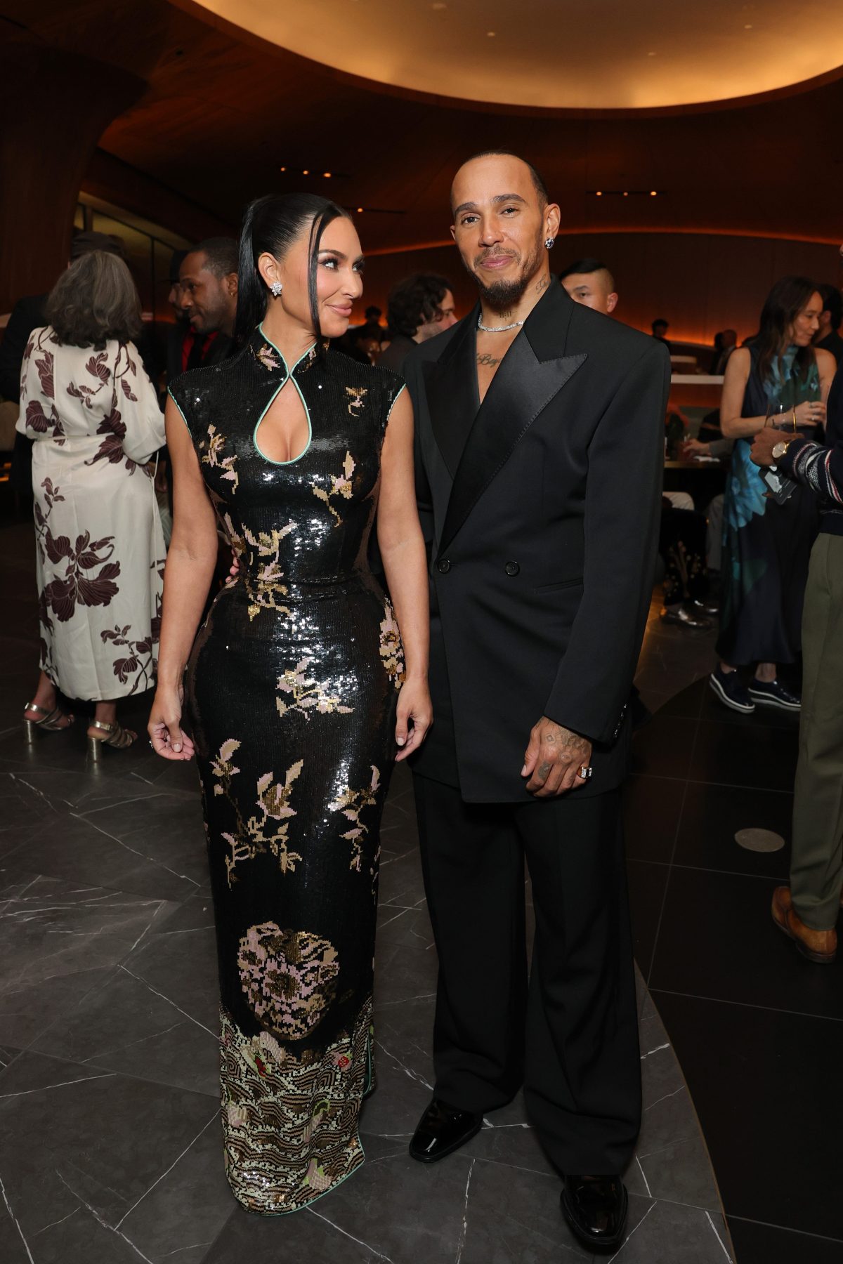 Kim Kardashian вернула образ Saint Laurent эпохи Tom Ford для свидания