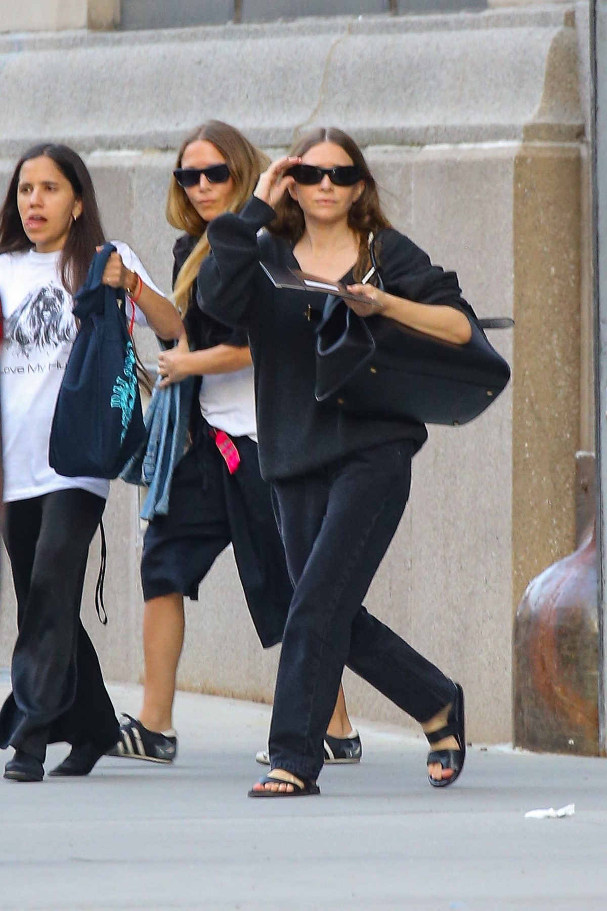 Ashley и Mary-Kate Olsen показали два взгляда на осенний стиль