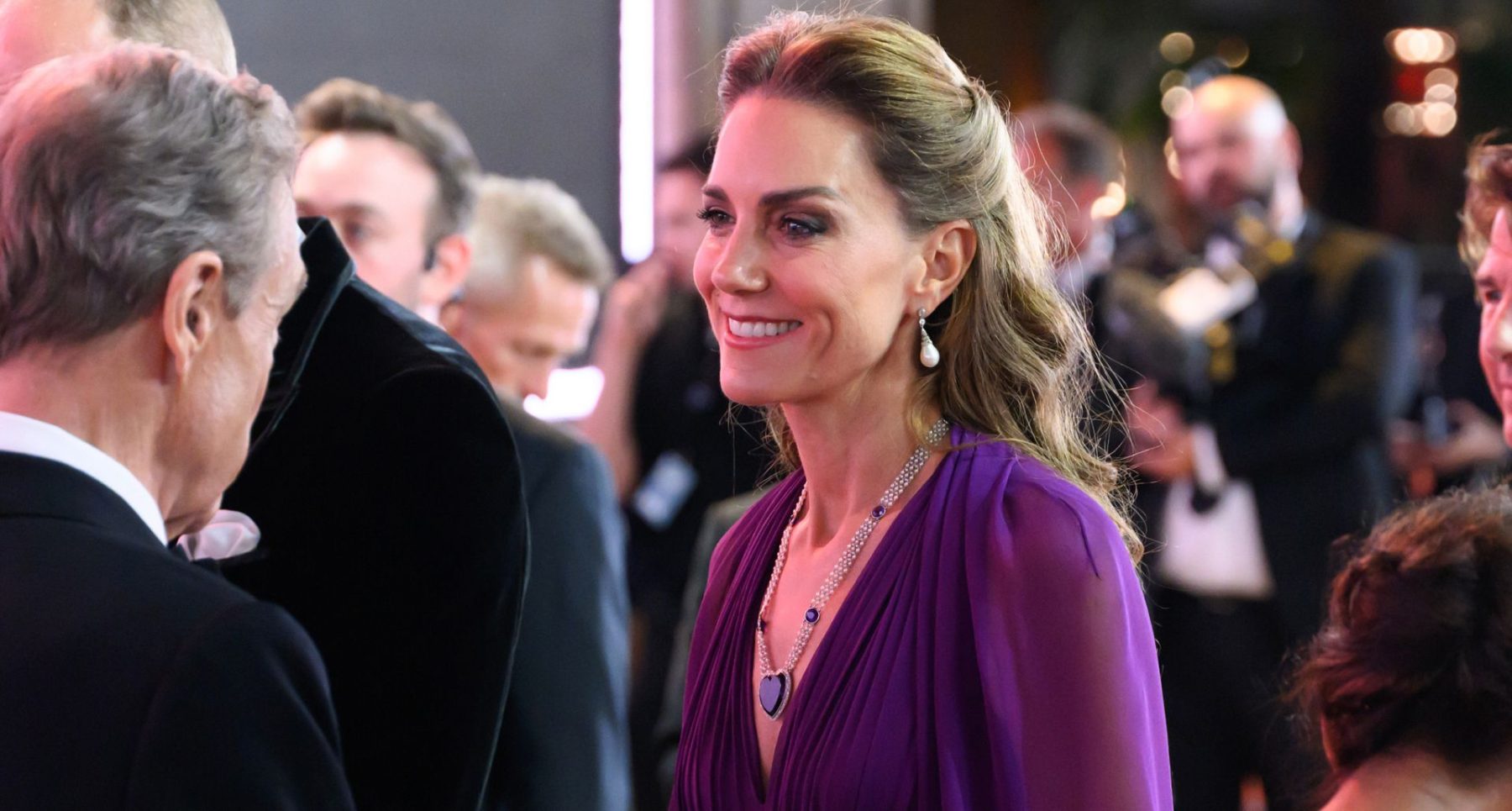 Princess Kate выбрала аметист necklace для редкого выхода на премьеру