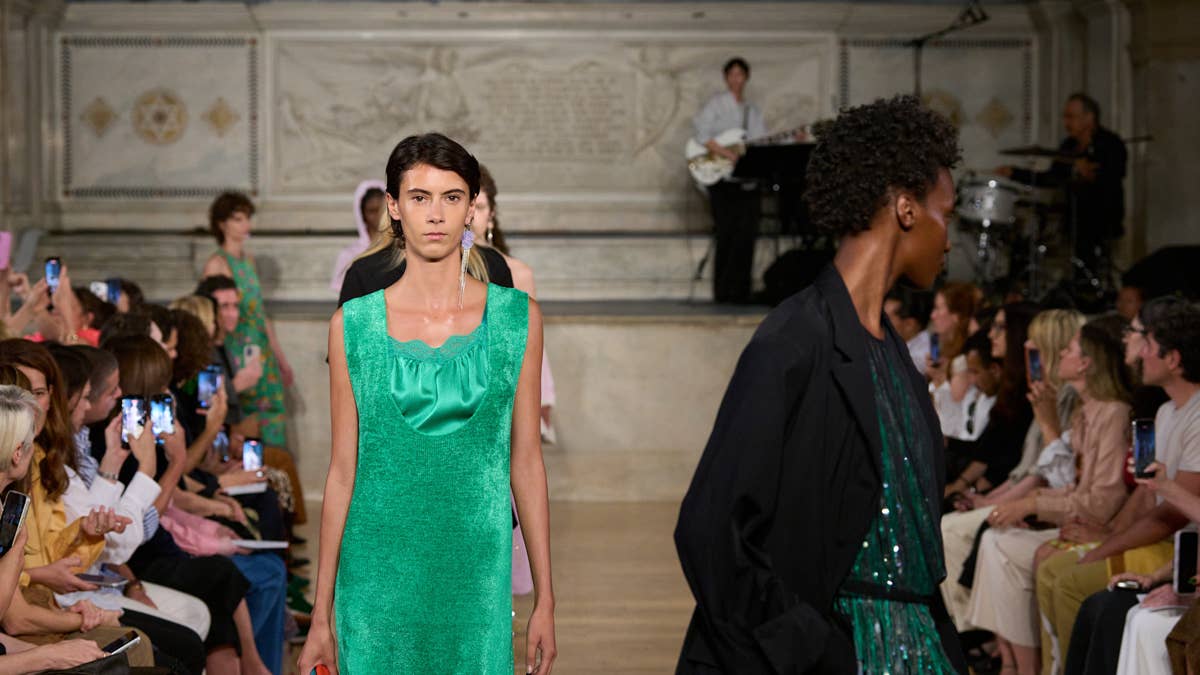 Rachel Comey посвятила весну 2027 Rosalyn Drexler и шоколаду