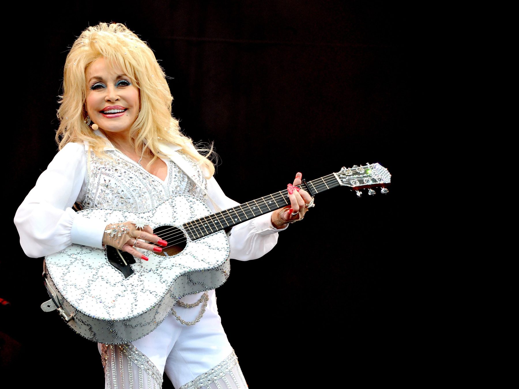 Маникюр в духе Dolly Parton становится вирусным в ее честь