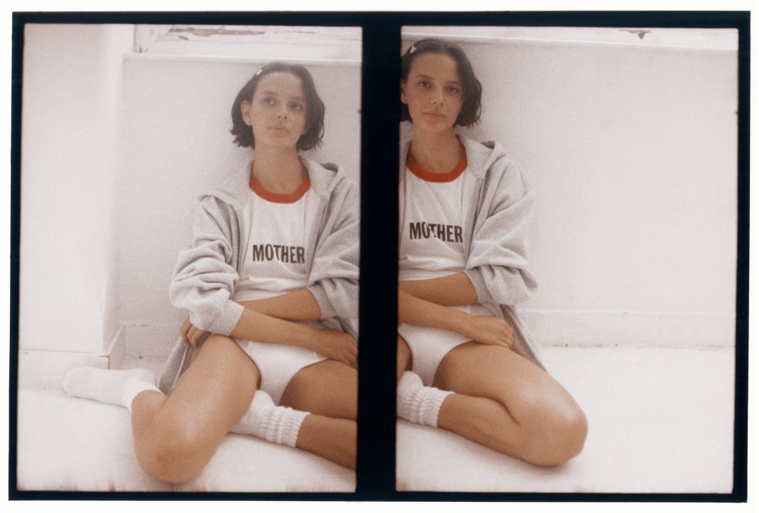 Aritzia выпустила футболку MOTHER в честь матерей и i-D