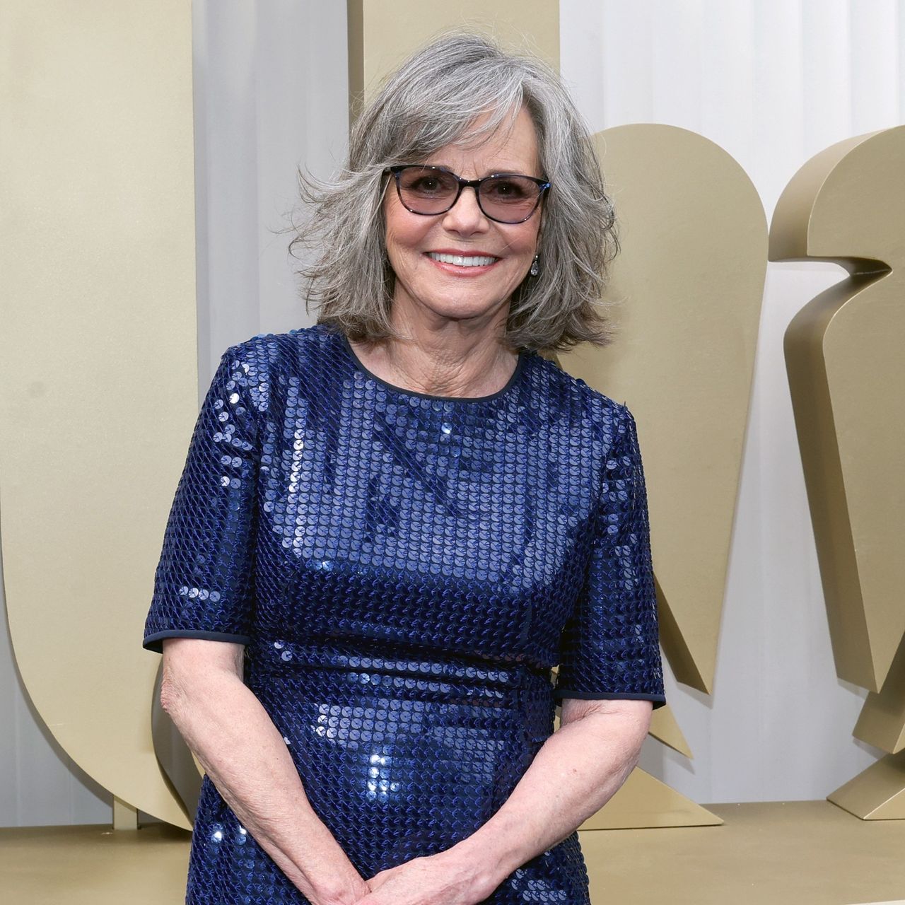 Sally Field блистала в синем платье с пайетками на Emmy Awards
