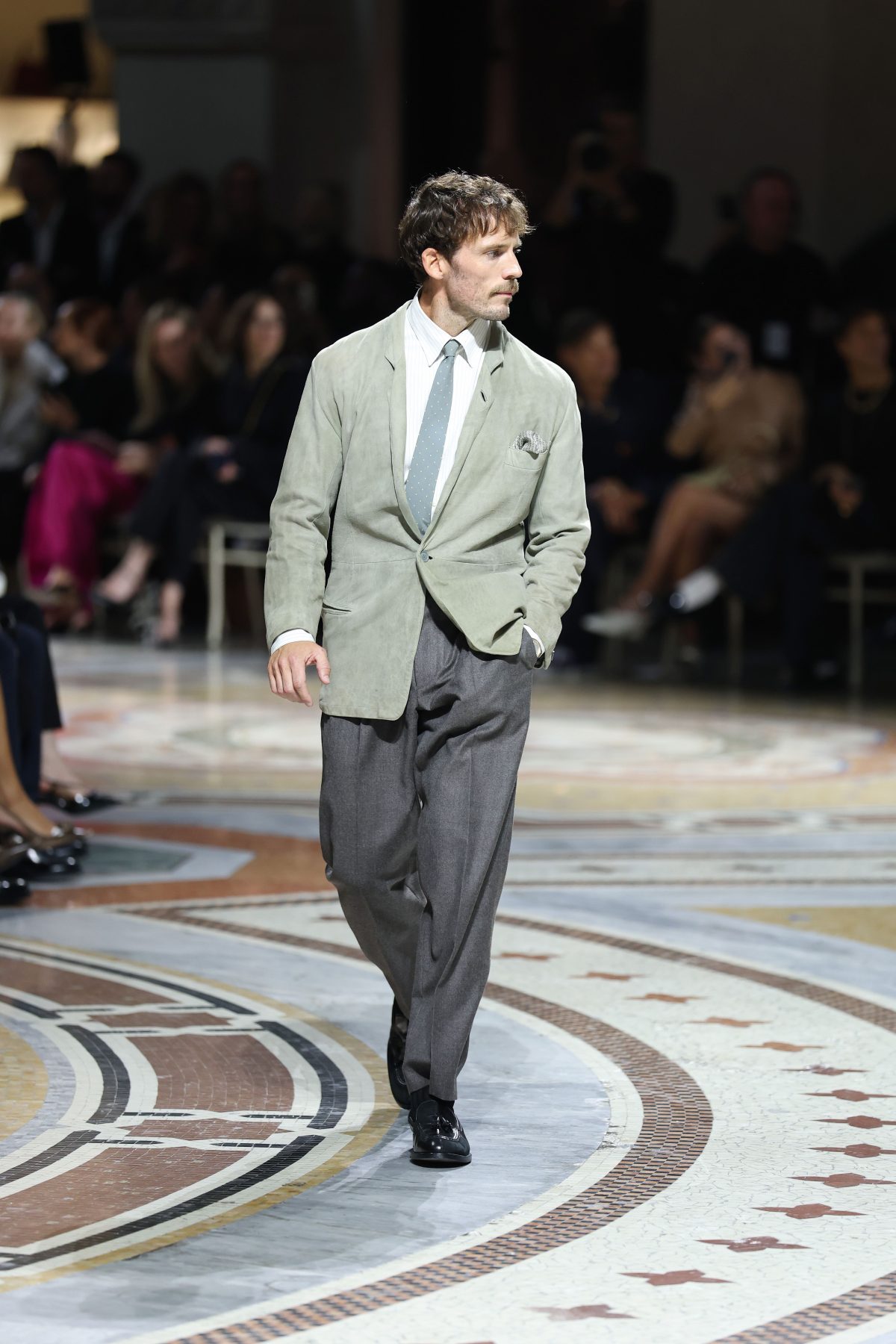 Sam Claflin вышел на подиум Vogue World: Milan в костюме из истории