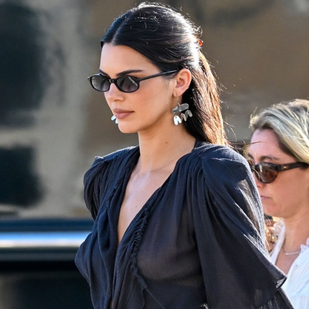Kendall Jenner надела полупрозрачное черное платье и сумку-корзину