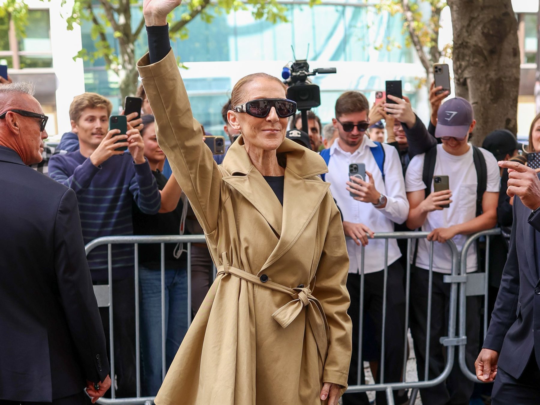 Celine Dion превращает улицы Парижа в собственный подиум