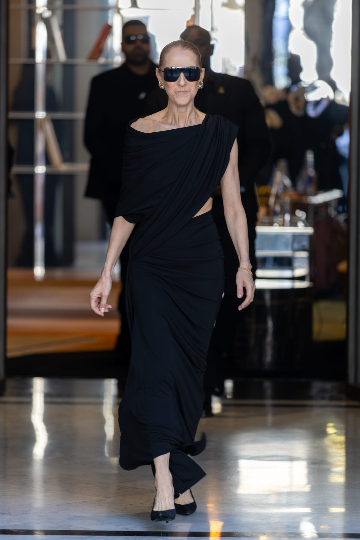 Céline Dion не сдает модный темп в черном платье Balenciaga