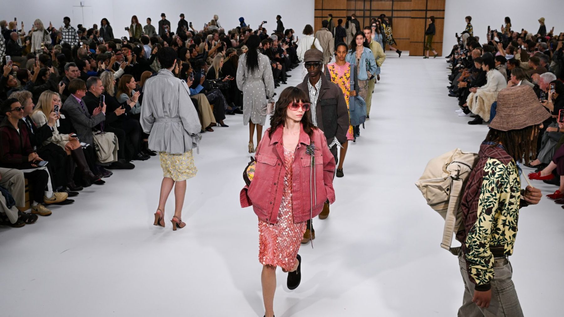 Daniel Lee показал Burberry SS27 с намеренной небрежностью