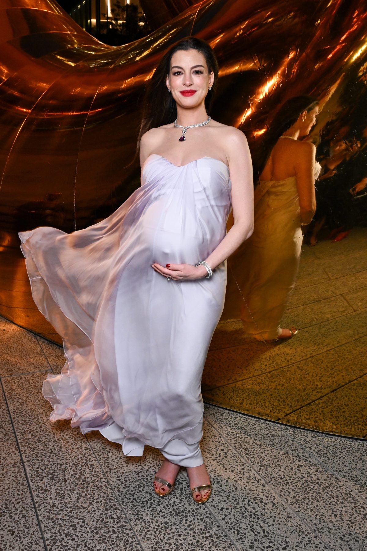 Anne Hathaway вернула осенний маникюр ruby gloss