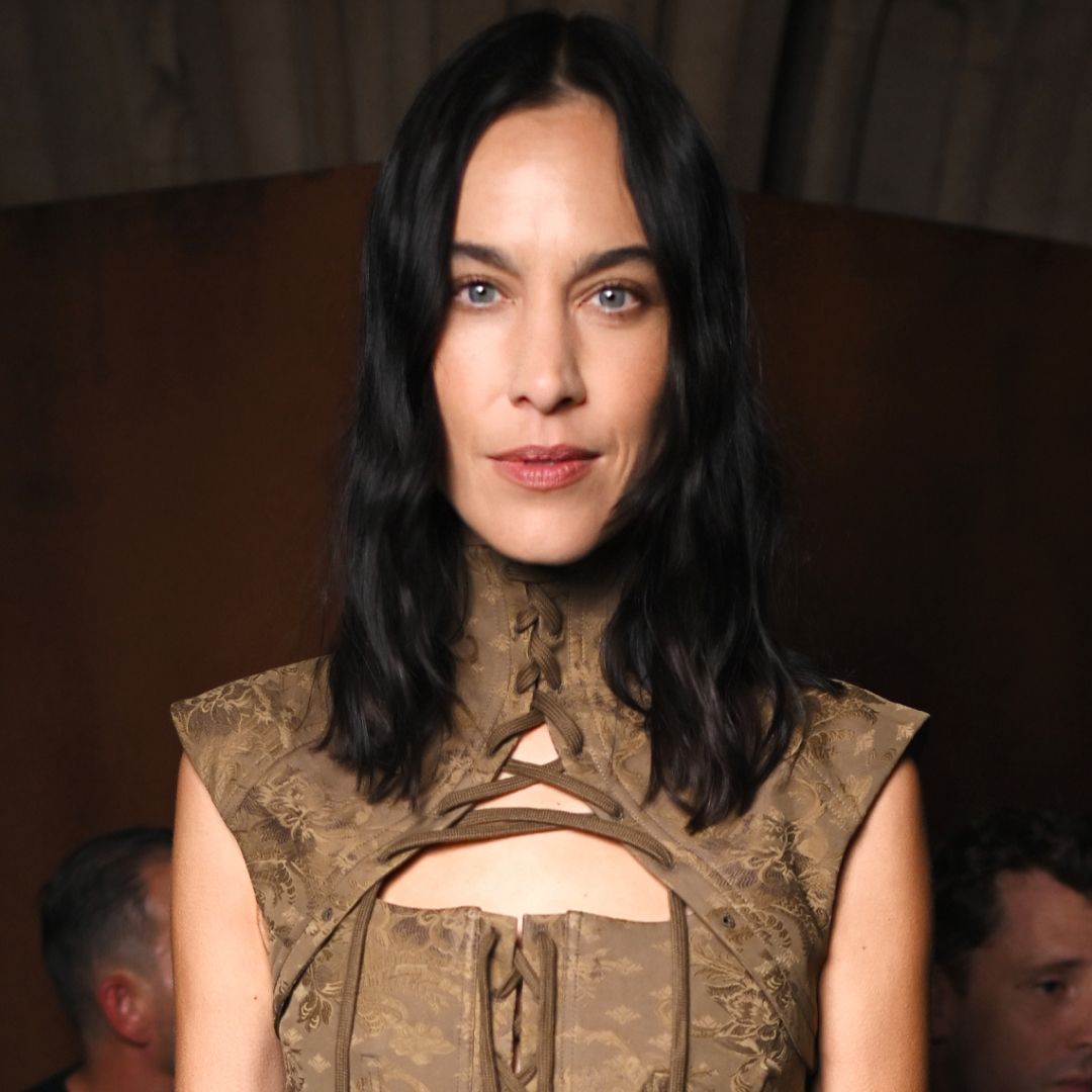 Alexa Chung придала бельевому образу поворот в духе Savile Row на шоу McQueen