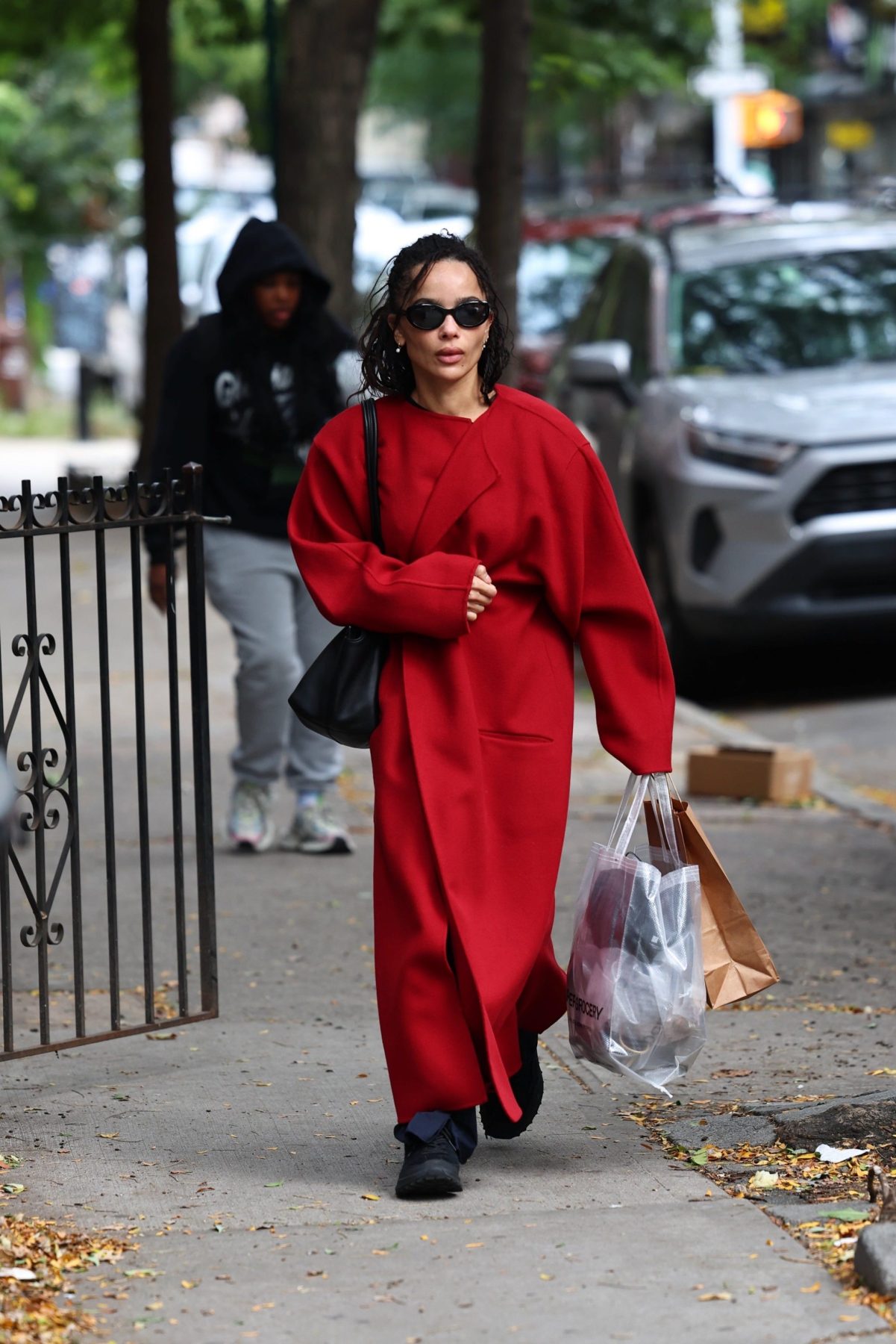 Zoë Kravitz вышла в осень в уютном красном пальто