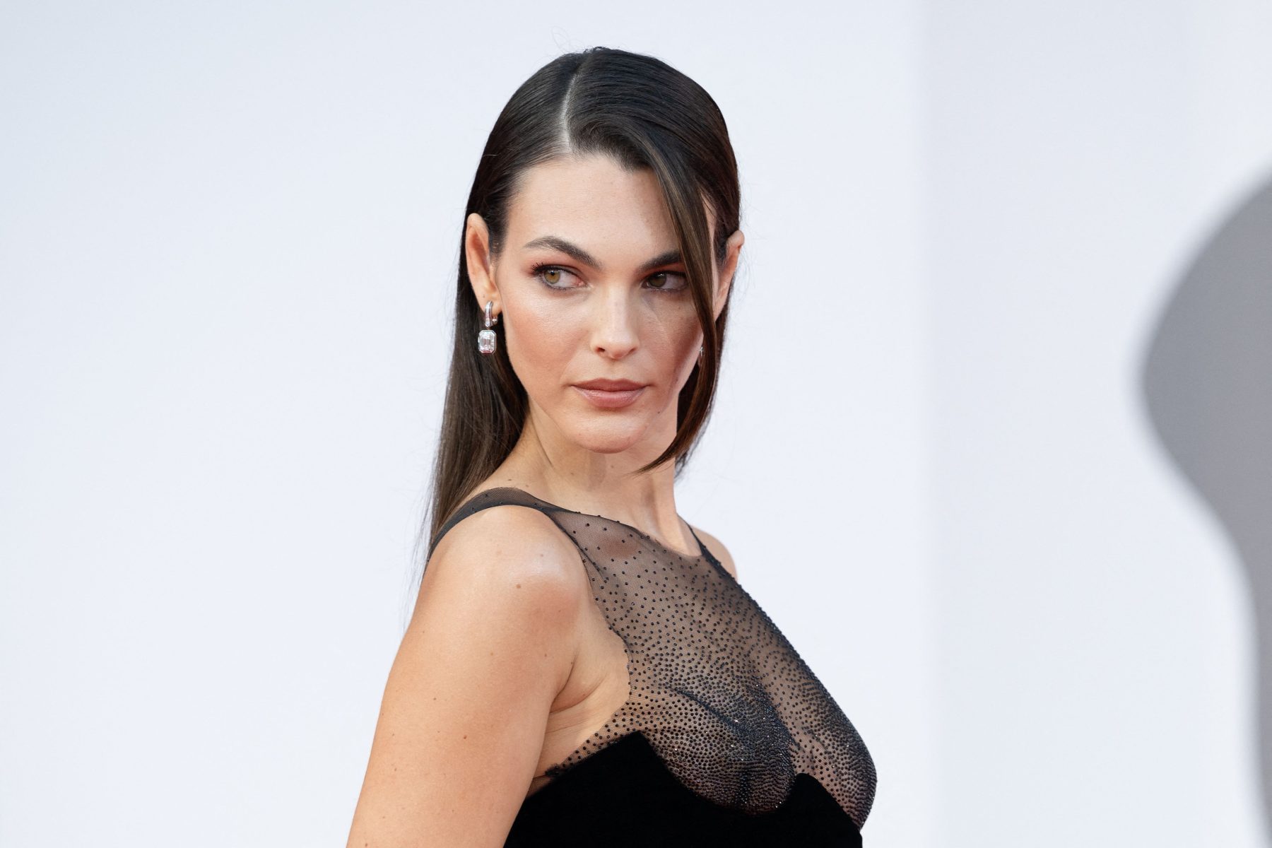 Vittoria Ceretti показала украшенный кристаллами взгляд на naked dressing