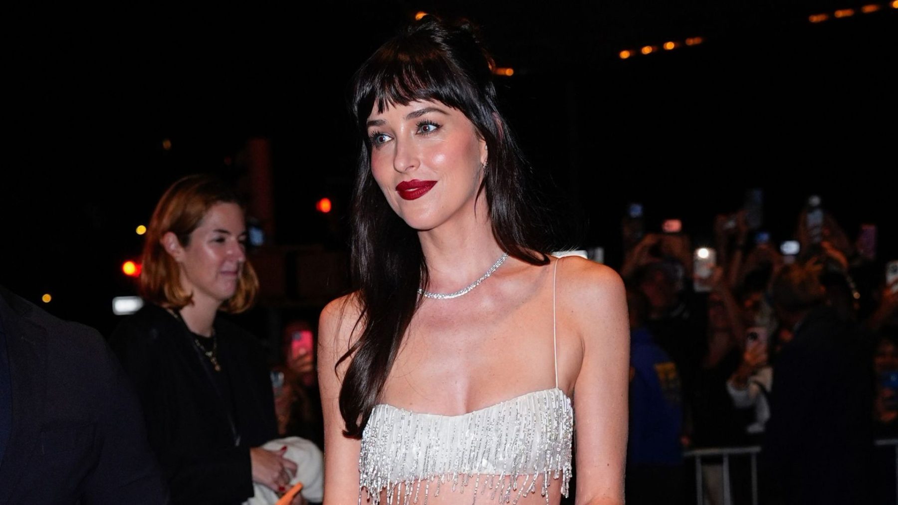 Dakota Johnson выбрала четыре средства Drmtlgy для сияющего образа на премьере Verity