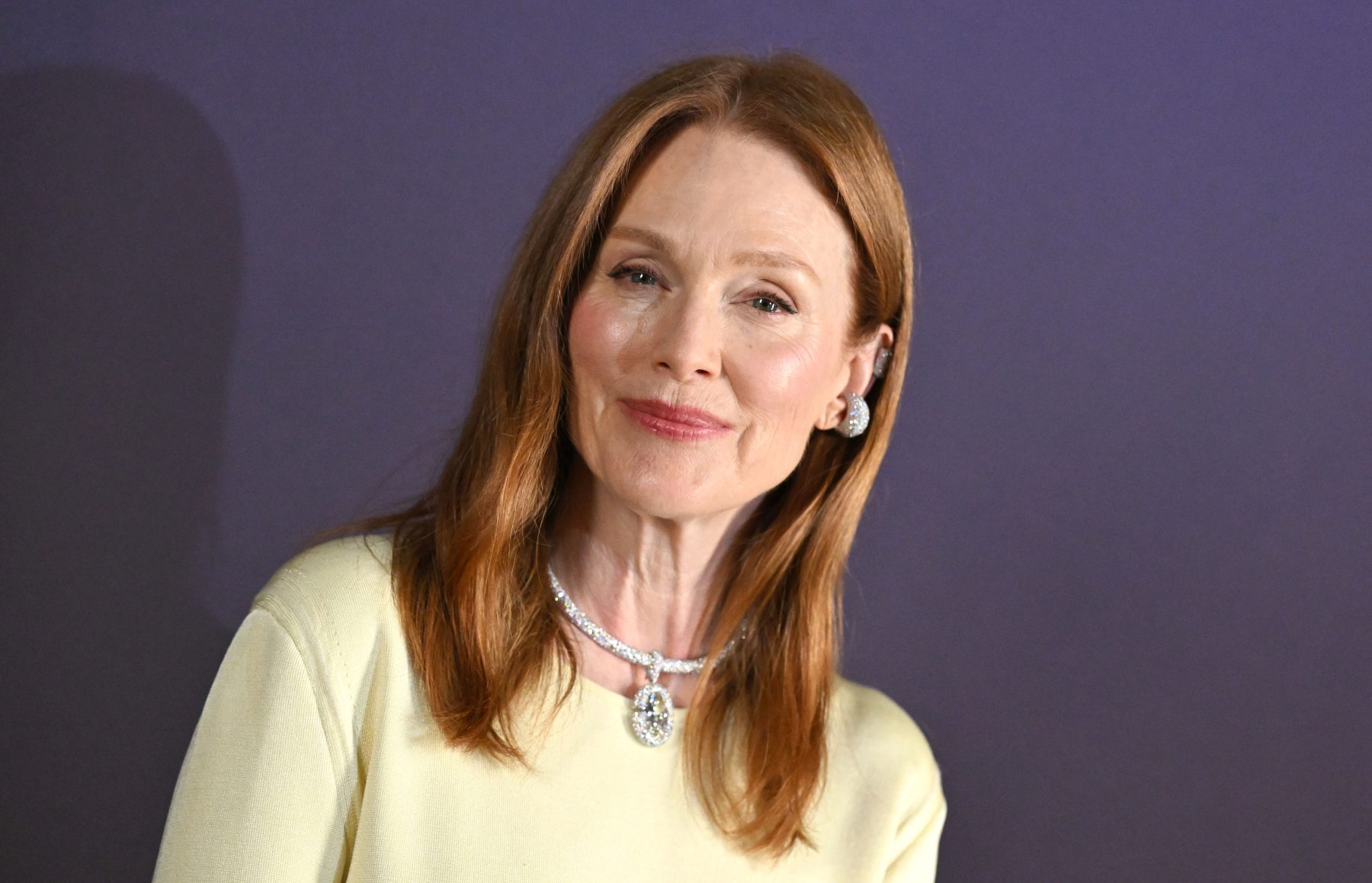 Ярко-розовая помада Julianne Moore меняет правила осеннего макияжа