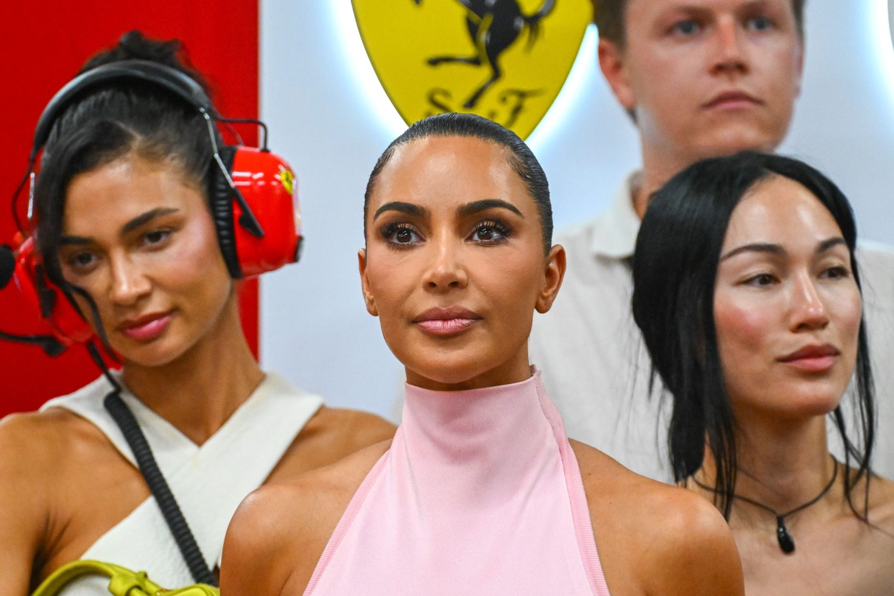 Kim Kardashian выбрала пастельно-розовый образ для паддока