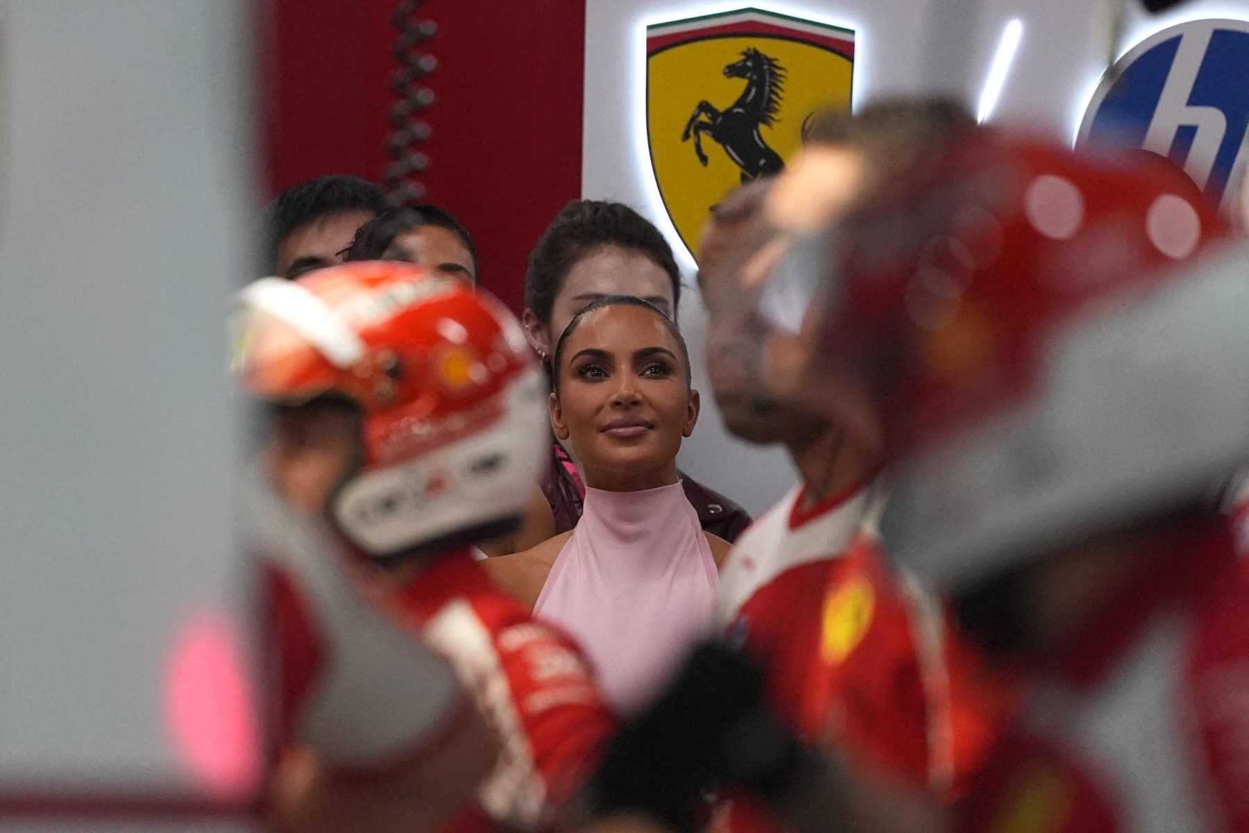 Kim Kardashian пришла на гонку в blush pink, поддержав Lewis Hamilton