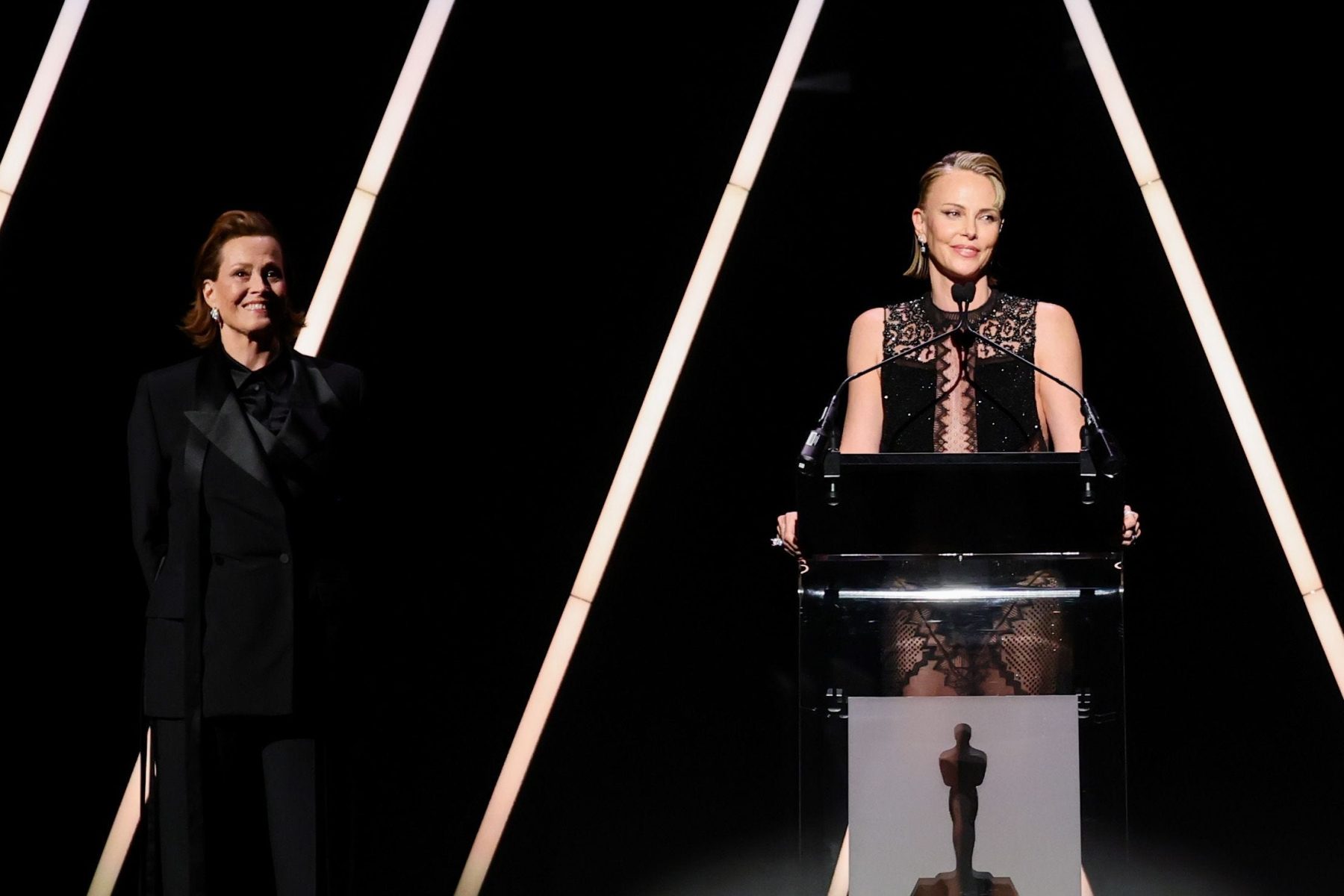 Charlize Theron вышла на красную дорожку с дочерьми на гала-вечере Academy Museum