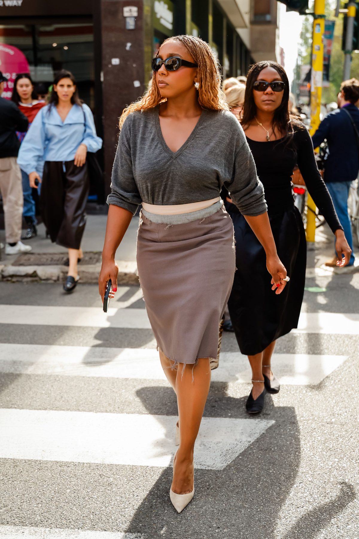 Это простое сочетание юбки и джемпера стало любимым у street style