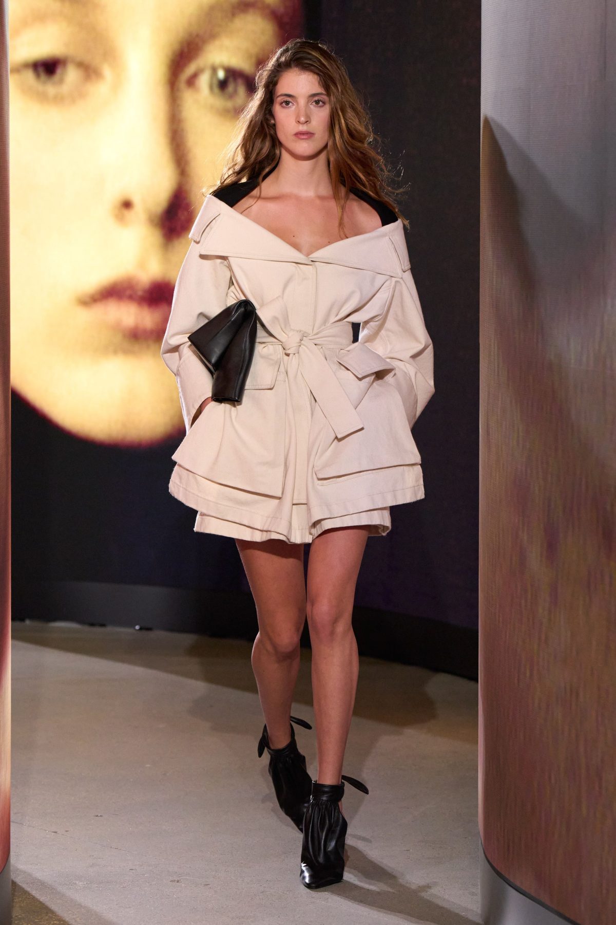 Lily Brant прошла по следам матери в Alaïa после репетиции на беговой дорожке