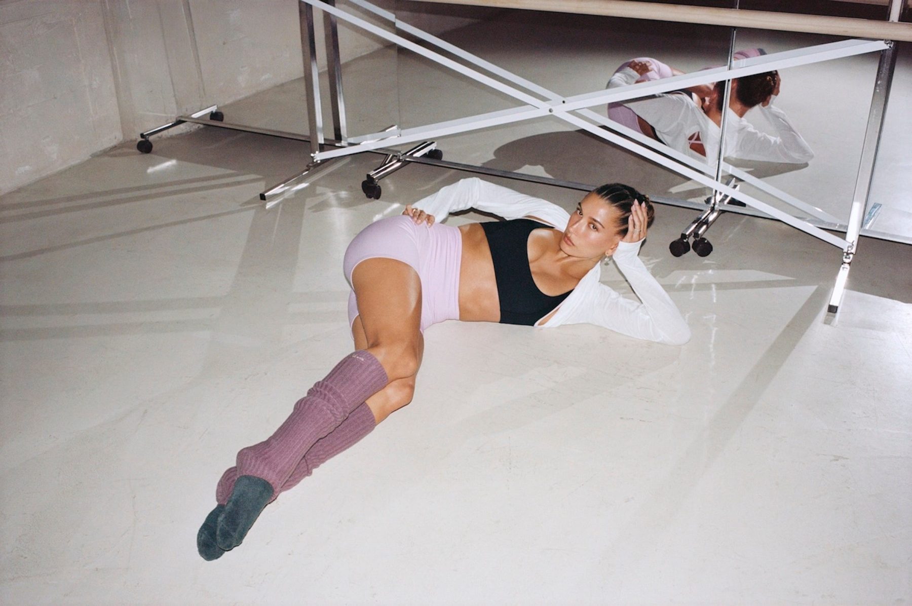 Hailey Bieber выпустила коллекцию Adanola в эстетике balletcore