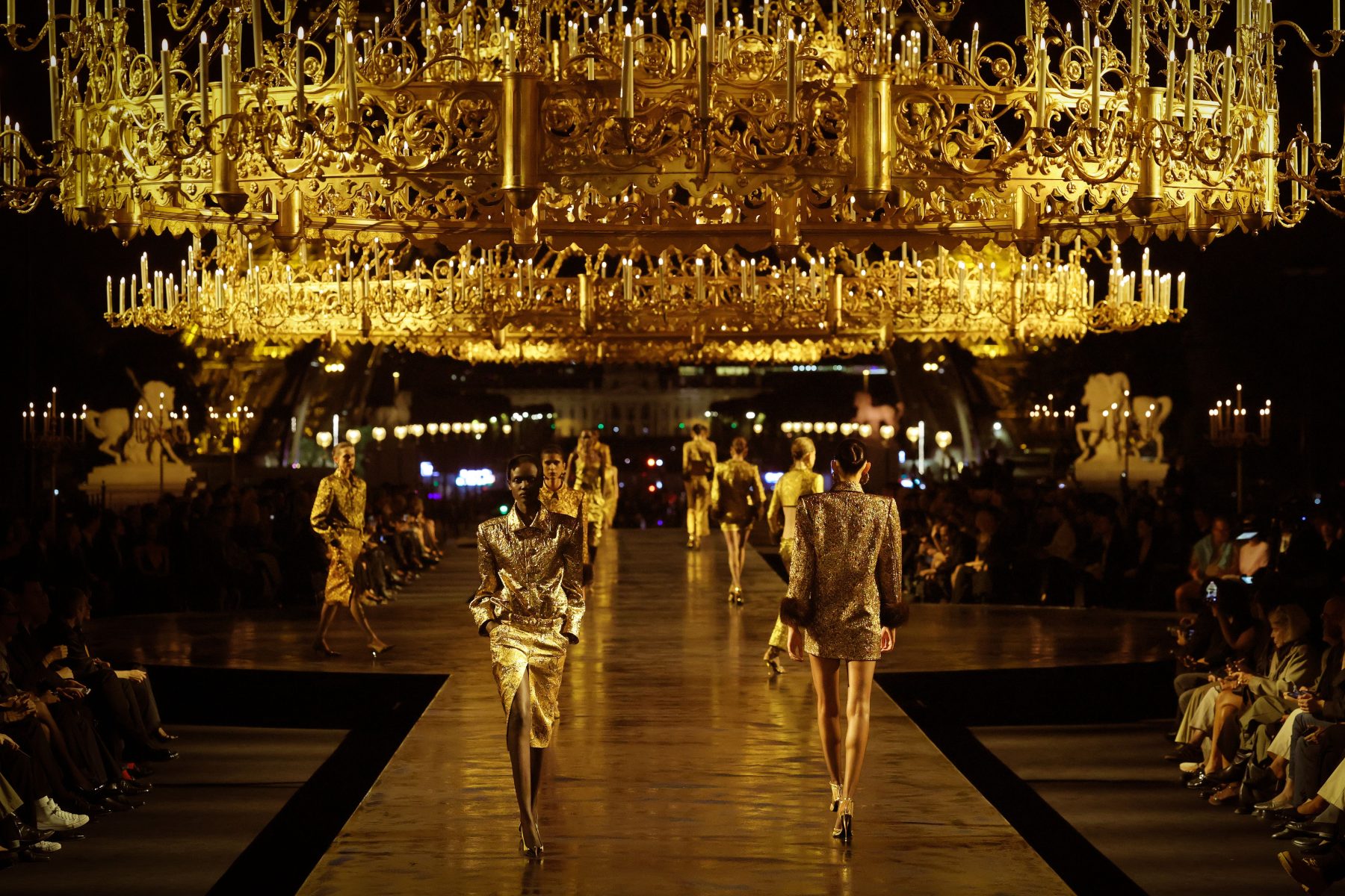 В Париже дизайнеры Saint Laurent, Dior и Chanel столкнулись со своим наследием