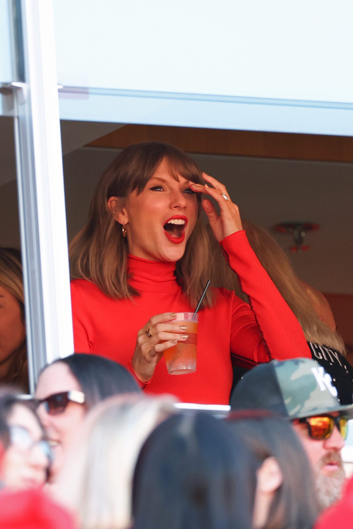 Taylor Swift приехала на игру Travis Kelce и взяла двух знаменитых подруг