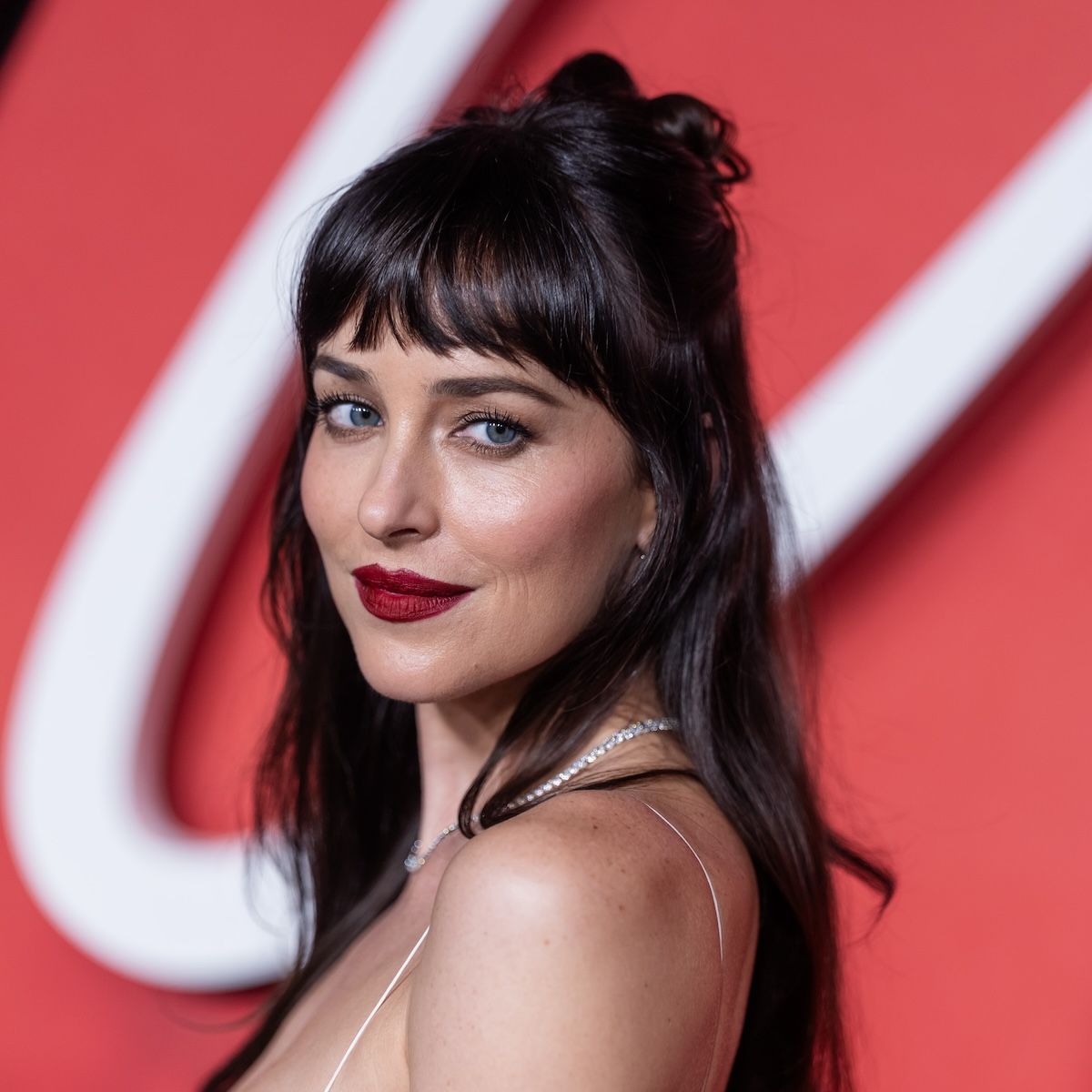 Ликвидные волосы Dakota Johnson создали с помощью сухого глянца за 29 долларов