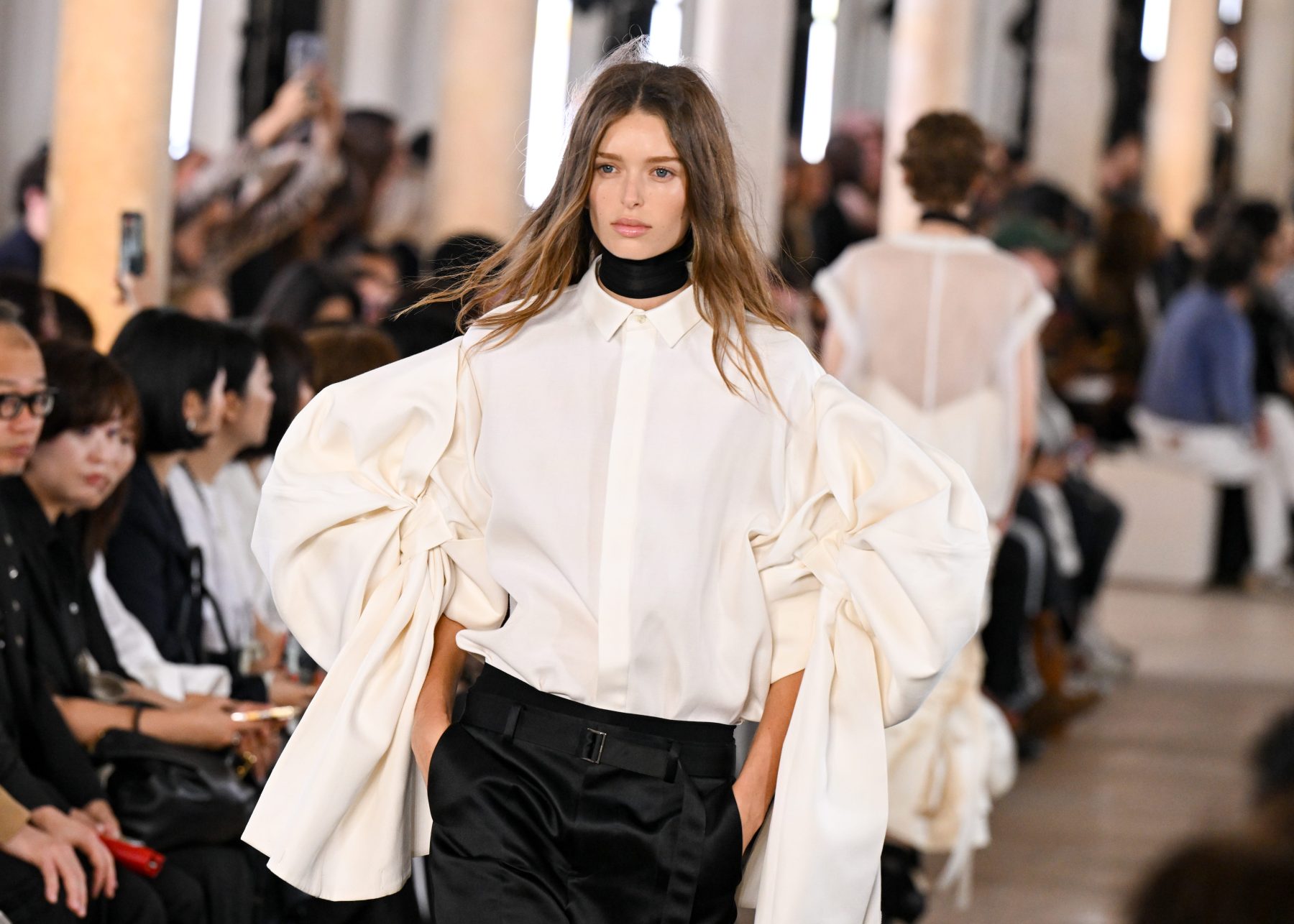 Chitose Abe показала новую темную и женственную сторону Sacai