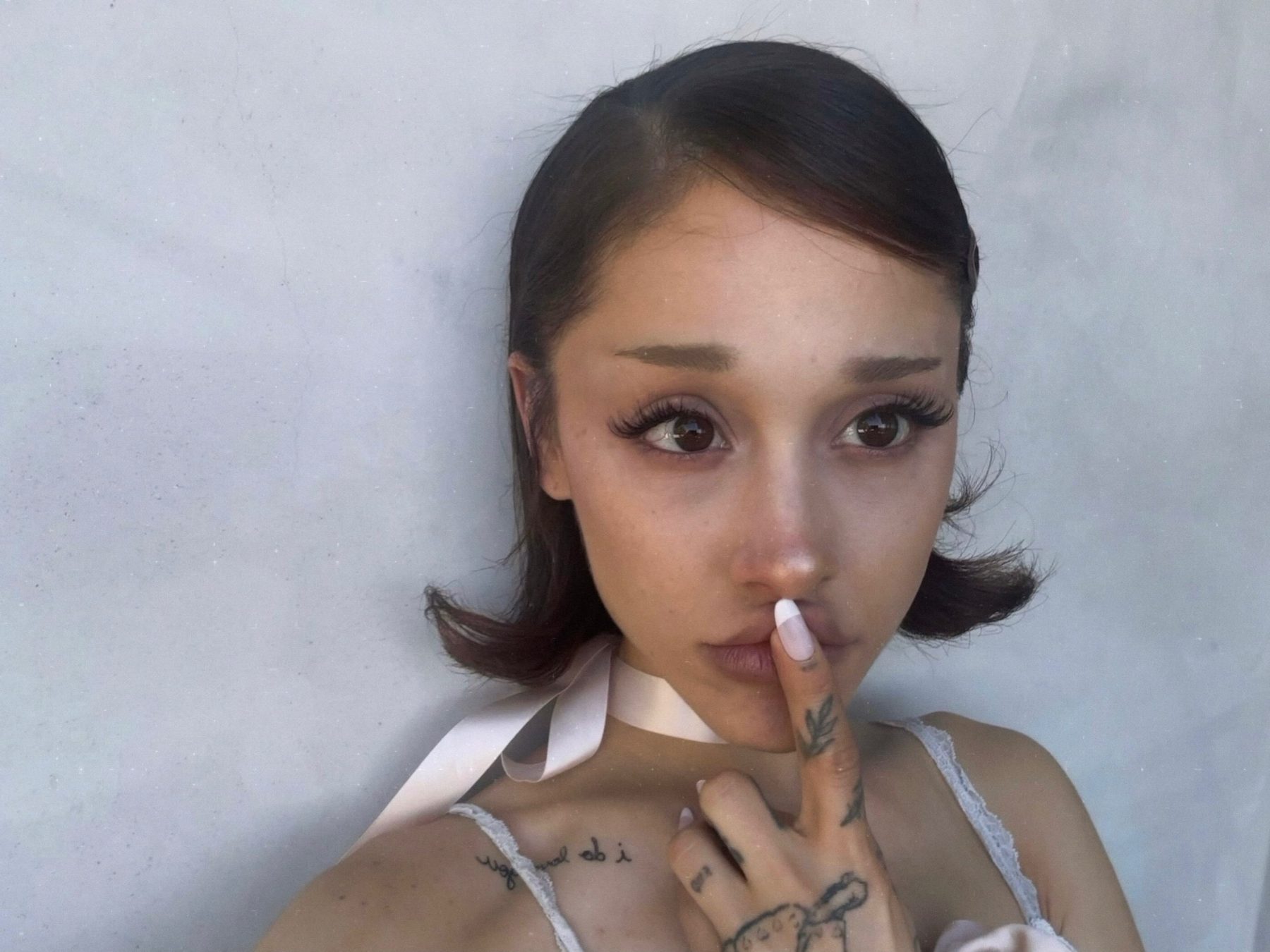 Новая стрижка Ariana Grande в стиле Betty Boop сделала боб игривее