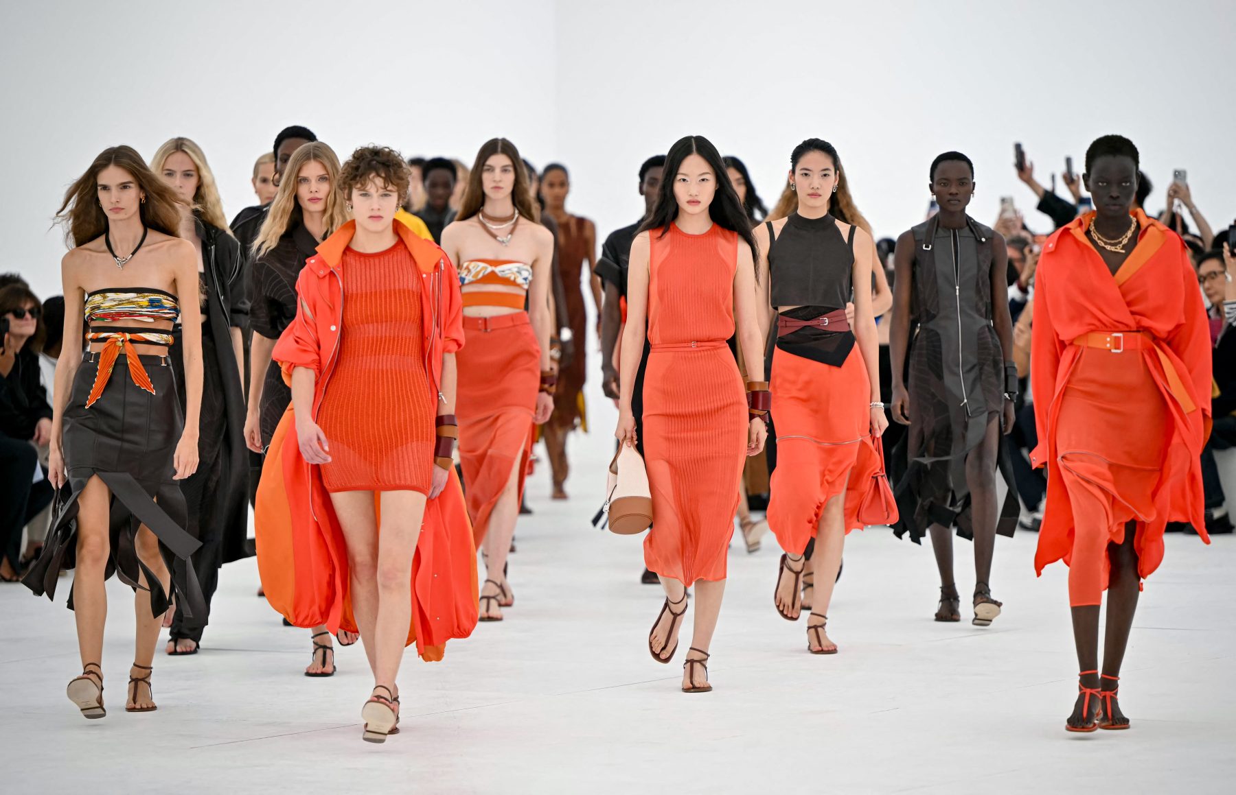 Hermès показал более легкую сторону моды