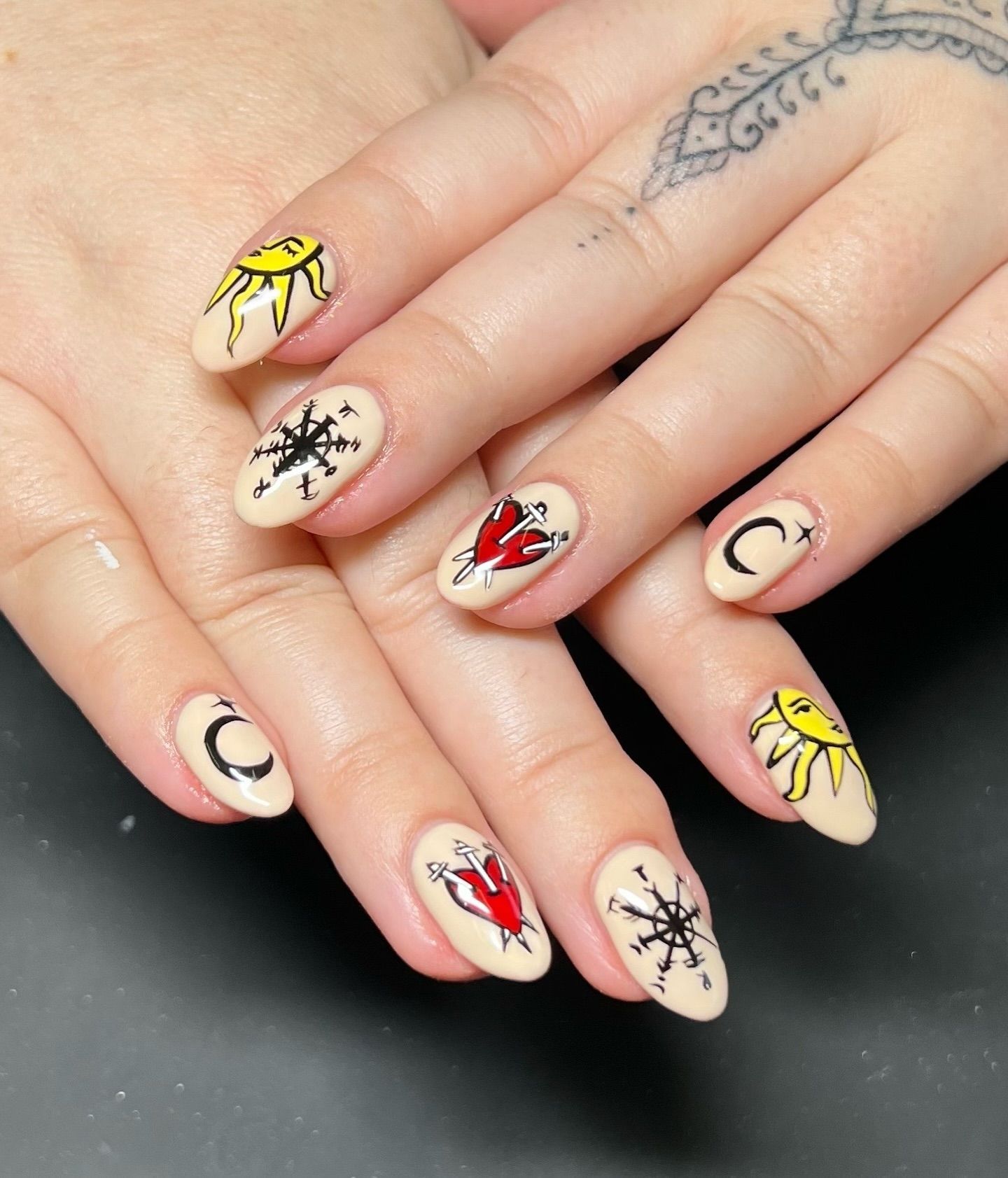 Лучшие хэллоуинские ногти по версии звездных nail-артистов