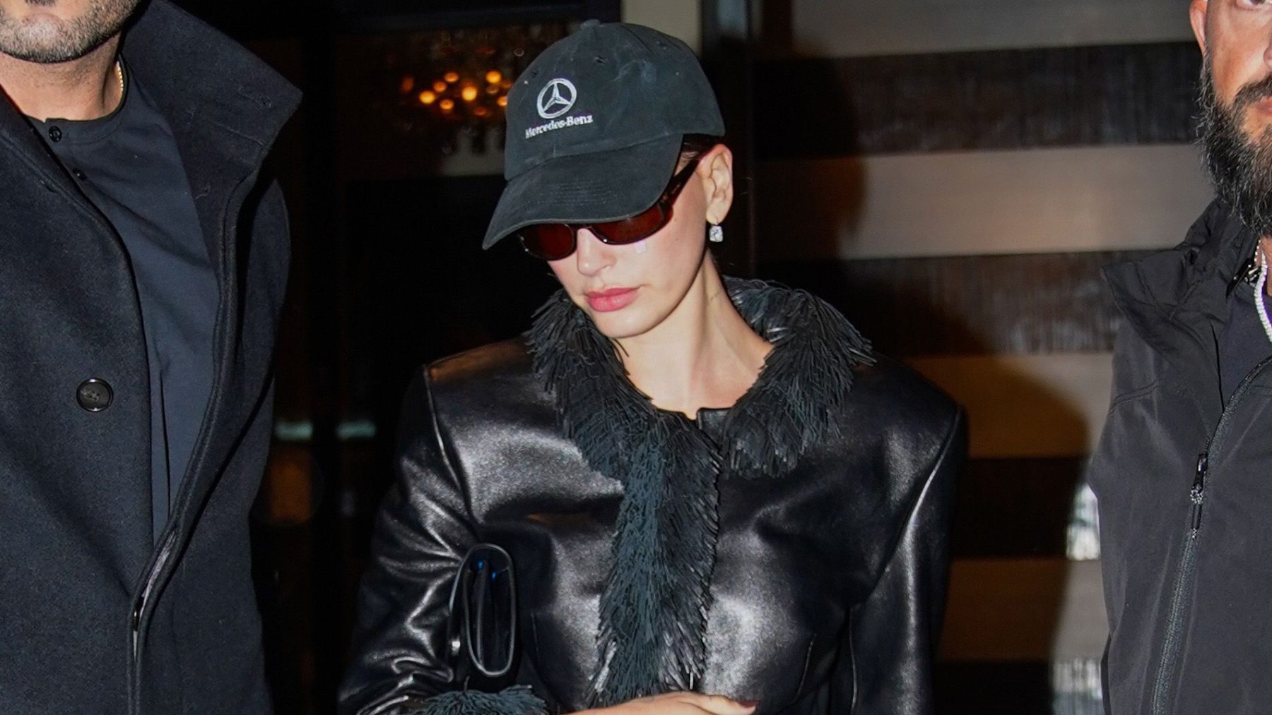 Hailey Bieber выбрала для Парижа джинсы в духе french girl и кожаную куртку