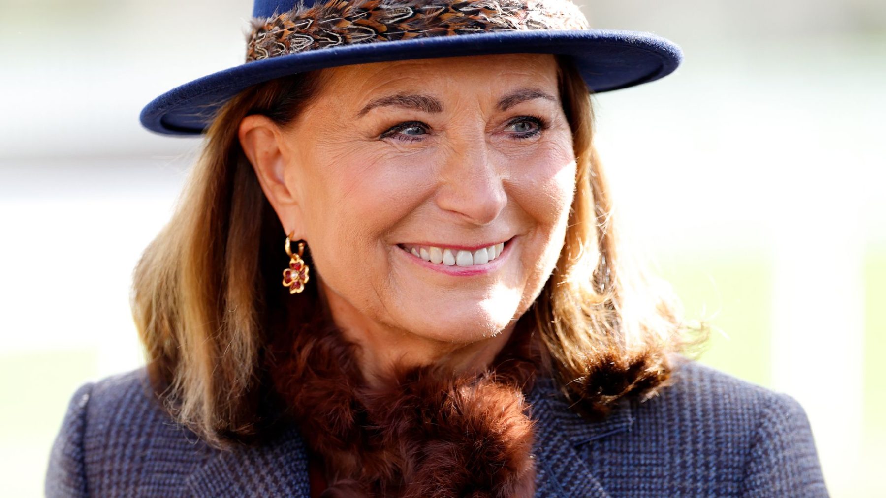 Carole Middleton помогает Prince William и Princess Kate в Forest Lodge