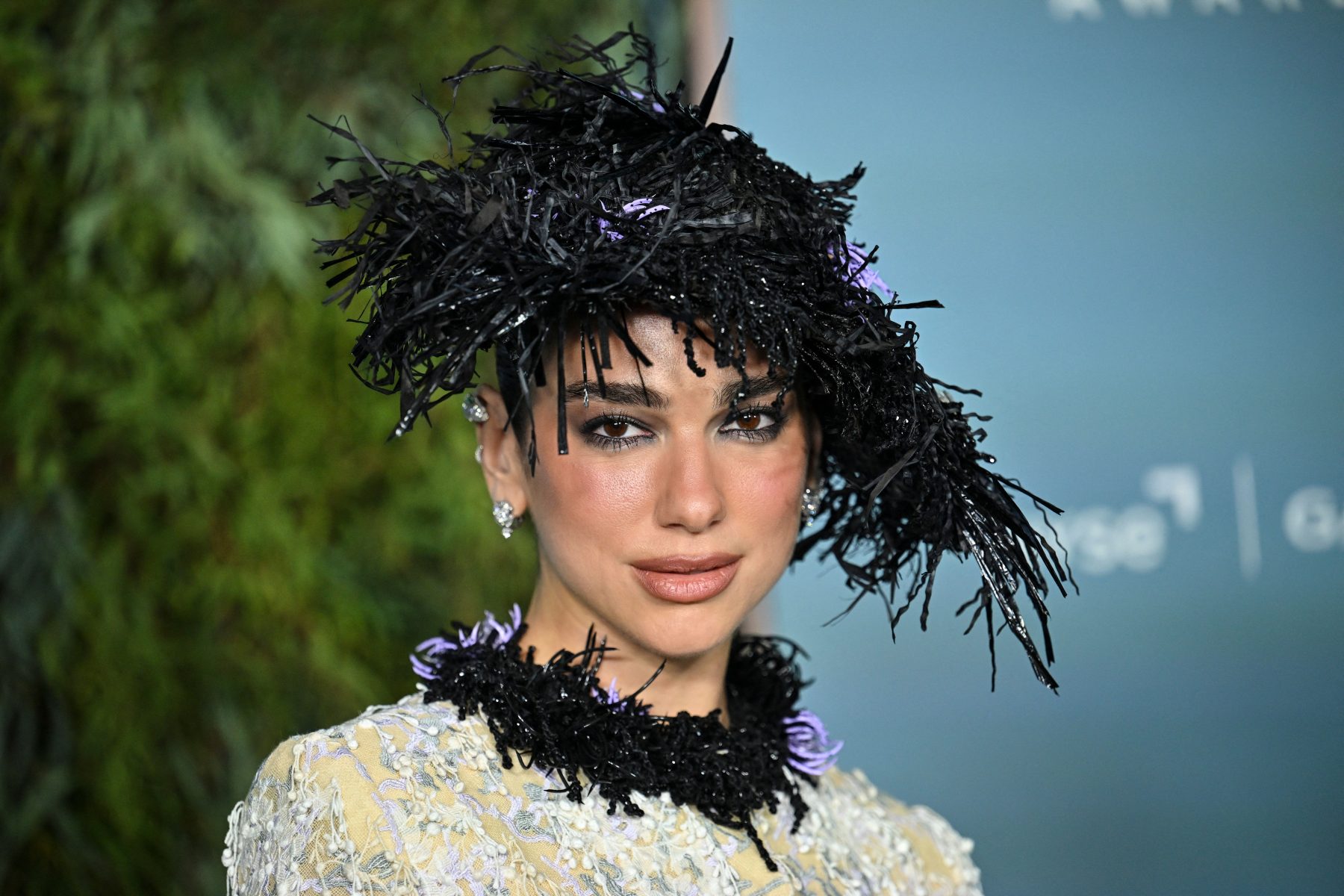 Укладка Dua Lipa идеально подошла под ее шляпу Chanel