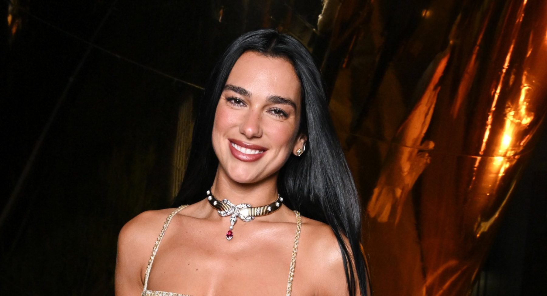 Dua Lipa сменила костюм Schiaparelli на футболку с заявлением